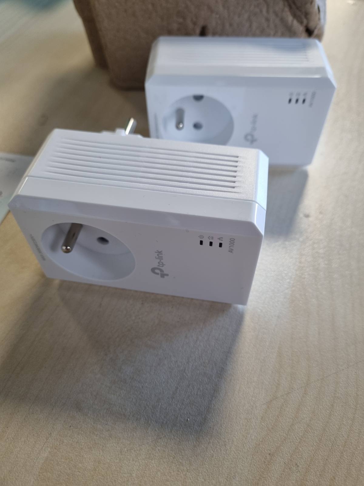 272979 - TP-LINK Adaptues Powerline 1000 Mbps, 1 Portë Gigabit, Prizë e Integruar, Pako me 2, KIT TL-PA7017P (FR)