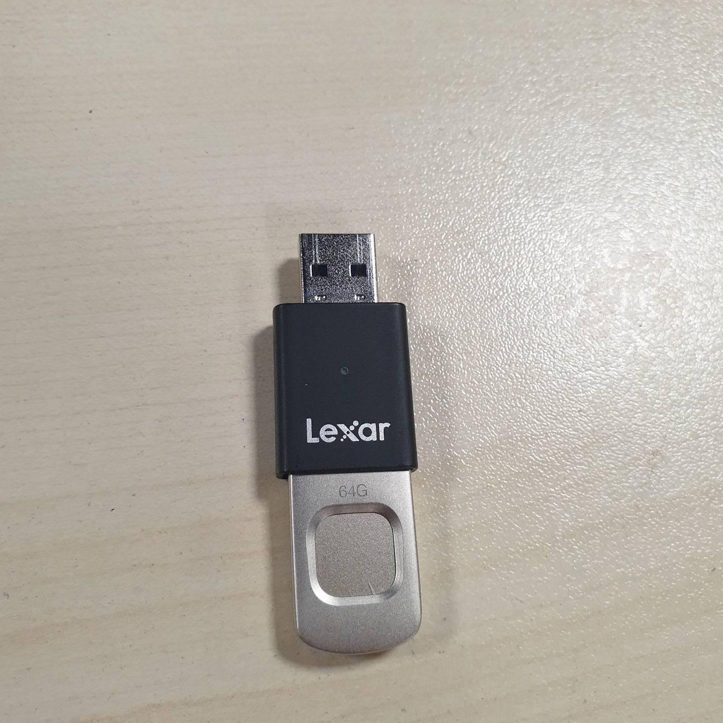 273193 - Lexar Njësi memorieje USB 3.0 JumpDrive Fingerprint F35 PRO 64 GB, deri në 300 MB/s lexim/150 MB/s shkrim, USB Stick, lejon 10 ID të gjurmëve të gishtave, Memory Stick, PC/Laptop (LJDF35P064G-RNBNG)
