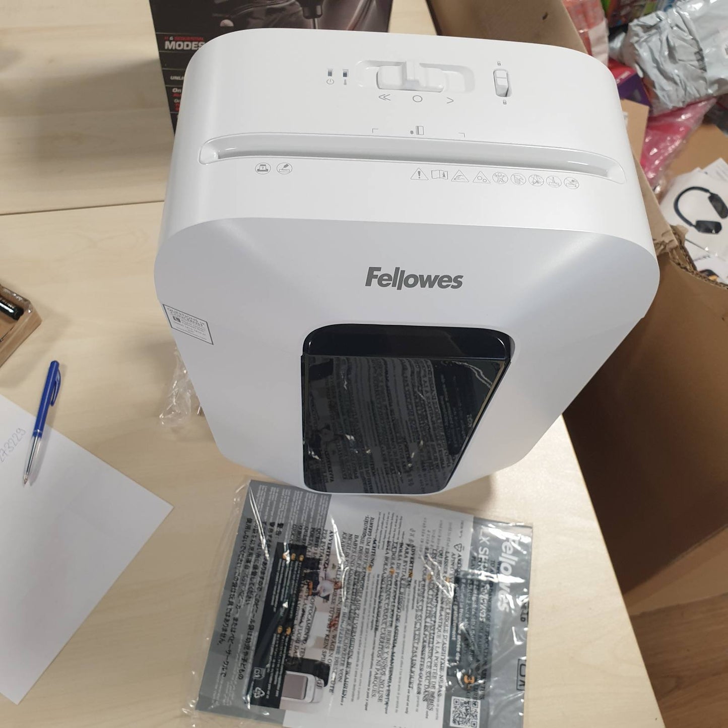 273229 - FELLOWES Grirëse letre FS-9C, Prerje tërthore, 9 fletë, P4, Kosh 17L, Gris 31 fletë/min, Siguri e lartë, e bardhë