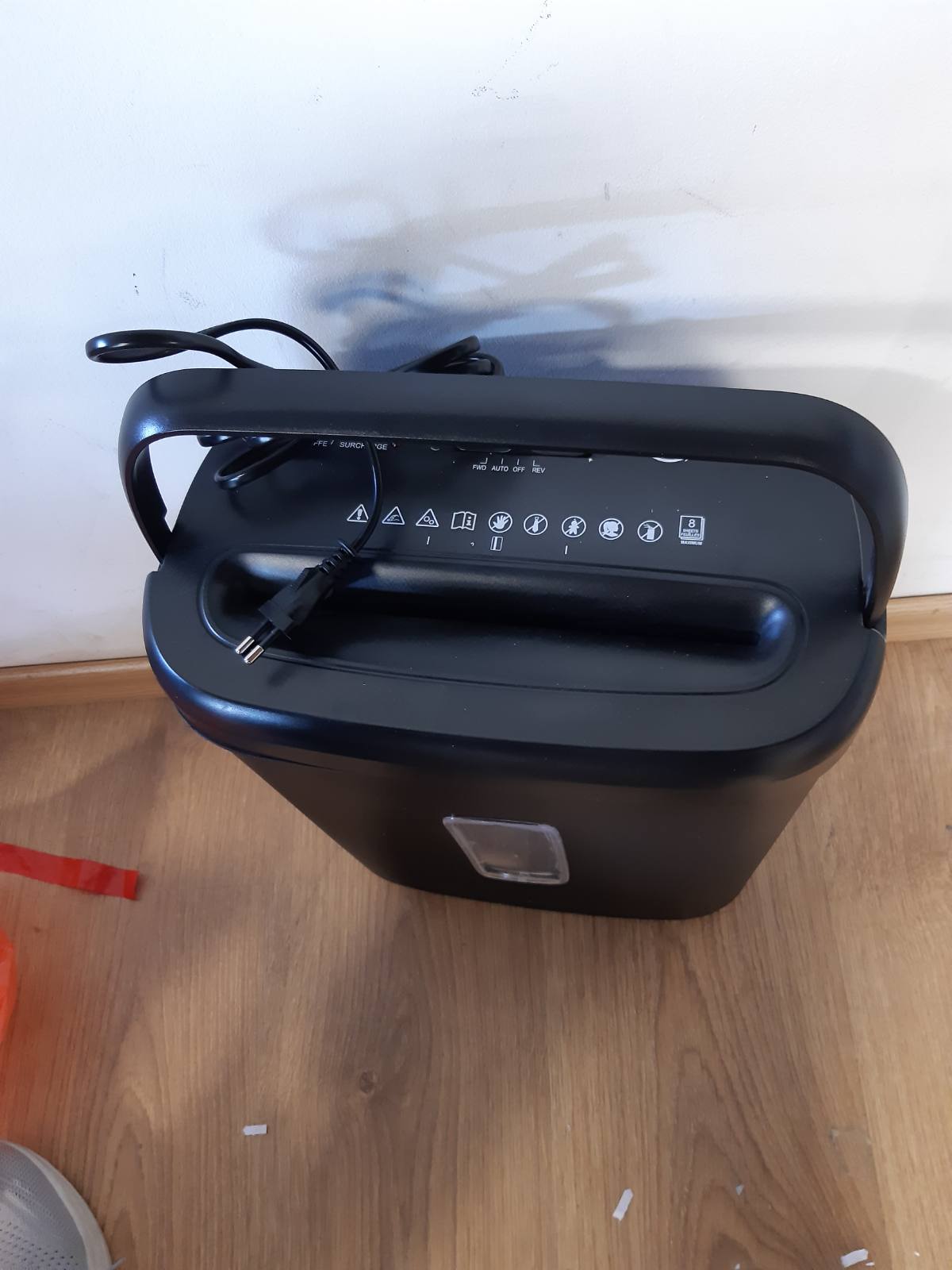 273231 - AMAZON BASICS Shredder letre me prerje tërthore, 8 fletë për letër dhe kartash krediti, Model i ri, i zi