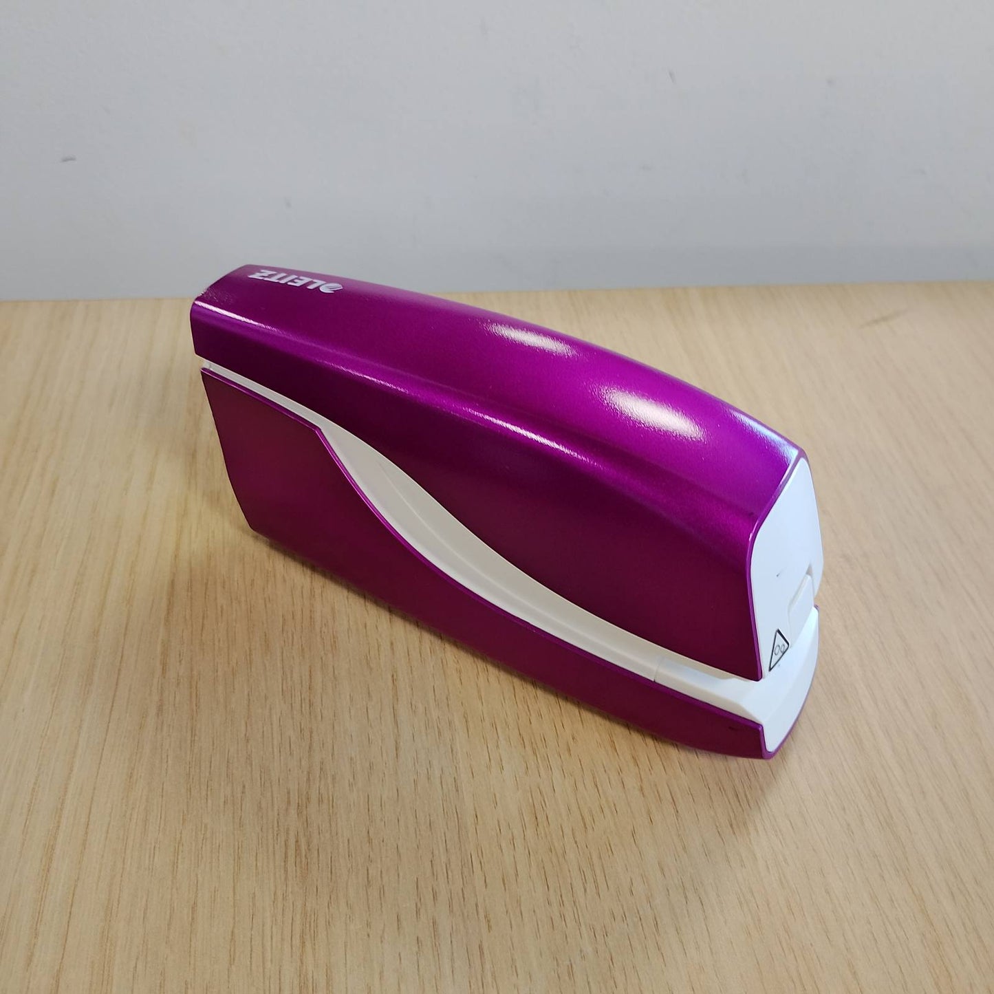 273251 - LEITZ Kapëse elektrike - 10 fletë - Funksionon me bateri - Vjollcë metalike - WOW - 55661062