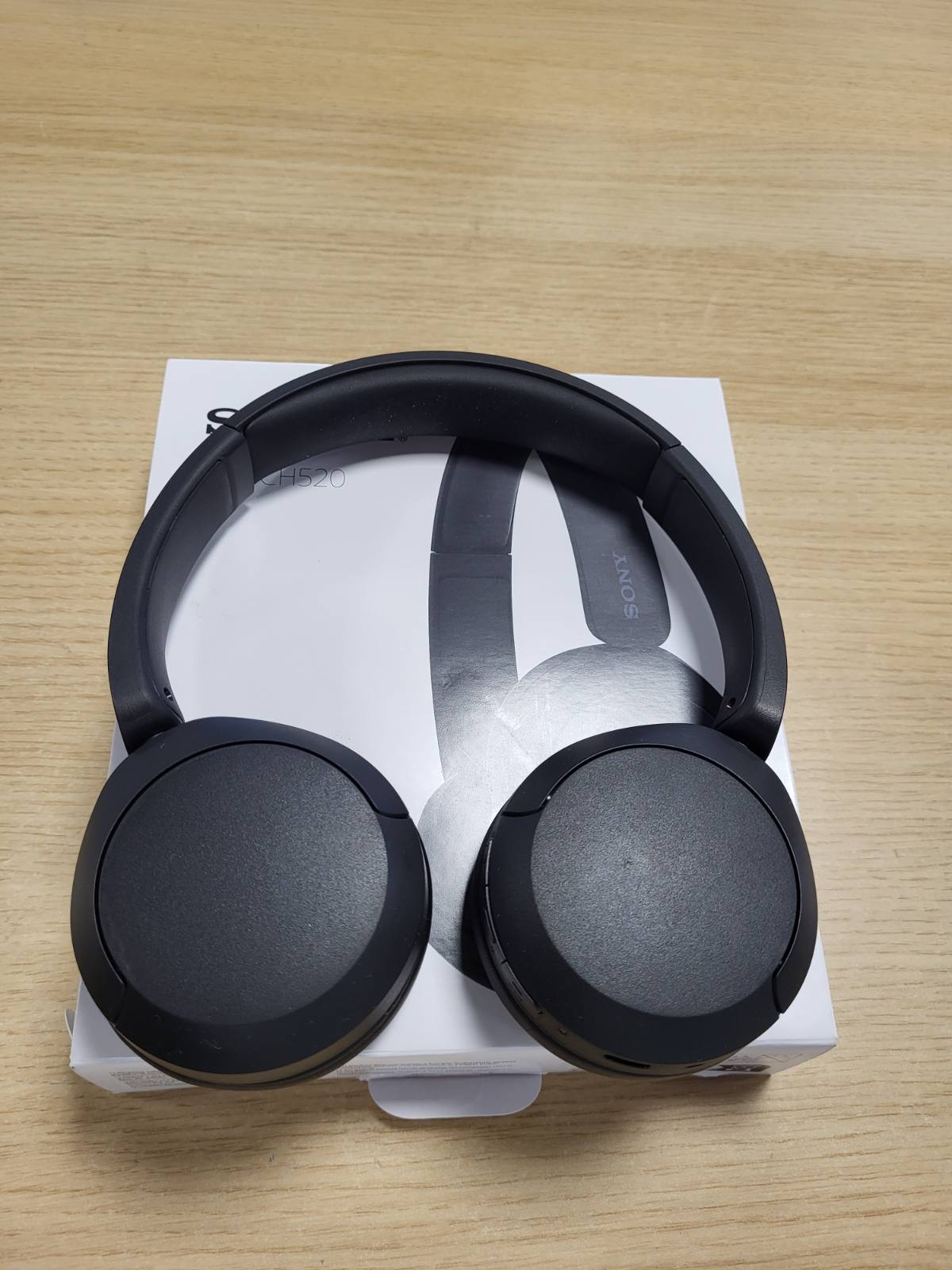 273270 - SONY WH-CH520 - Kufje Bluetooth pa tel, mikrofon i integruar - deri në 50 orë jetëgjatësi baterie, karikim i shpejtë - i zi