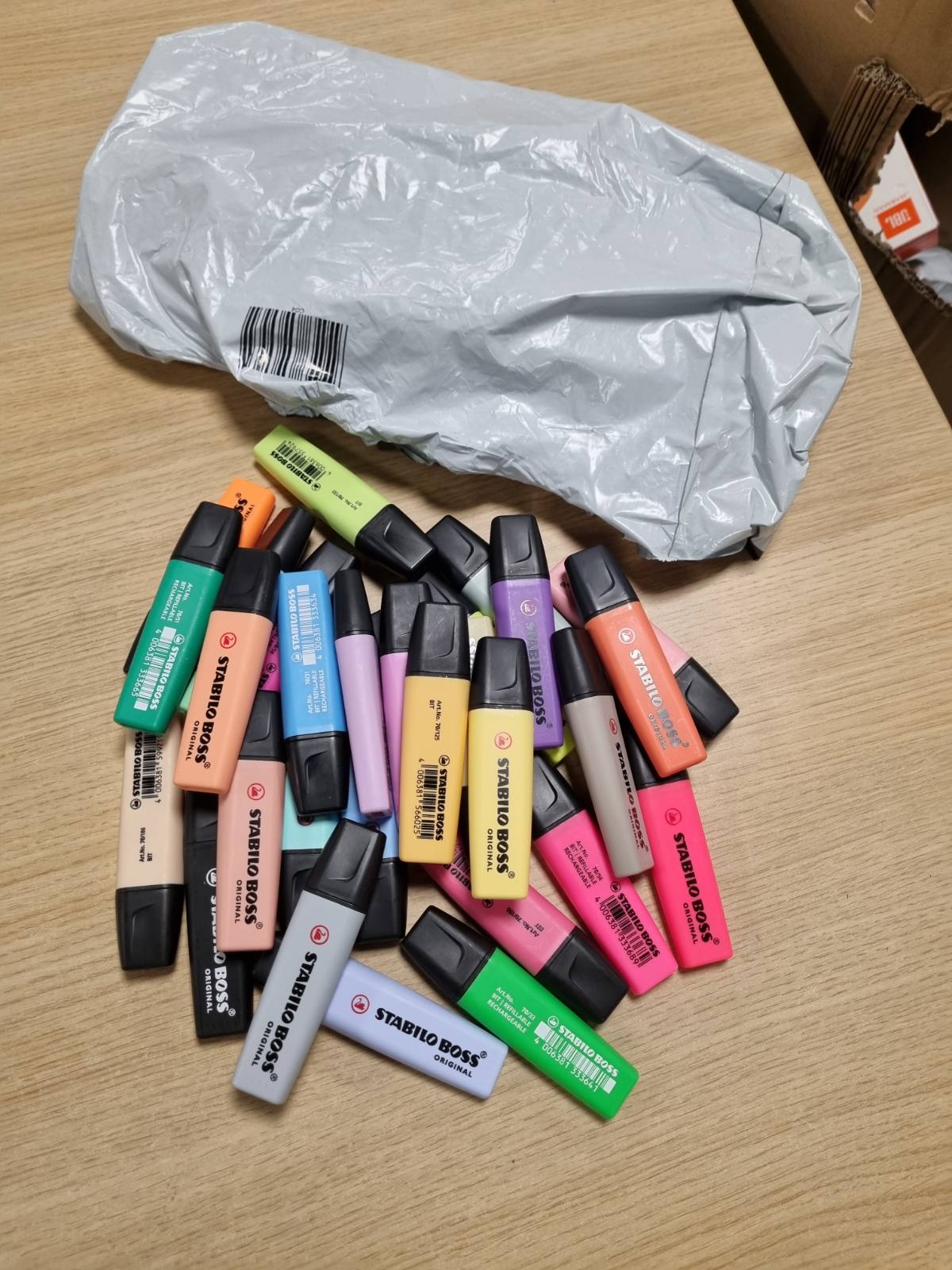 273369 - STABILO - Shënues BOSS ORIGINAL - 30s - 9 Neon, 14 Shënues Pastel, 6 në Tone Natyrale dhe 1 Shënues i Zi