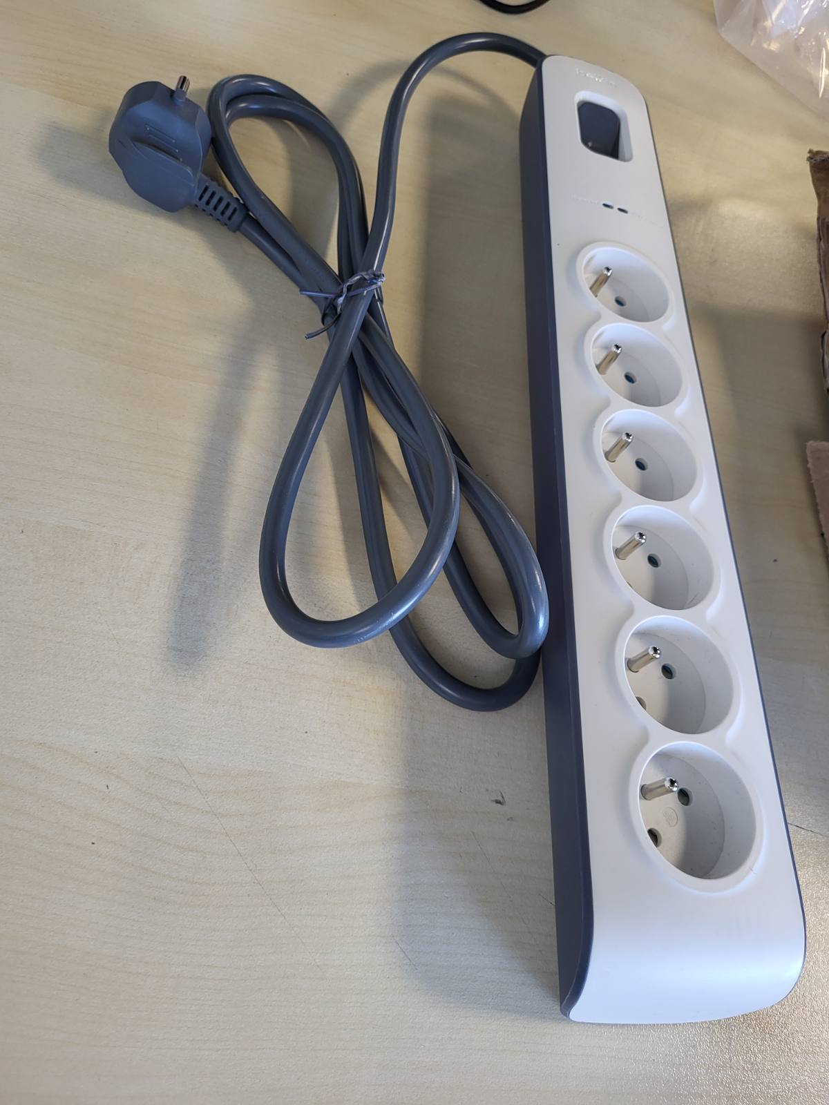273732 - BELKIN Mbrojtës nga mbitensionet me 6 priza, 650 xhul, kabllo 2m, e bardhë