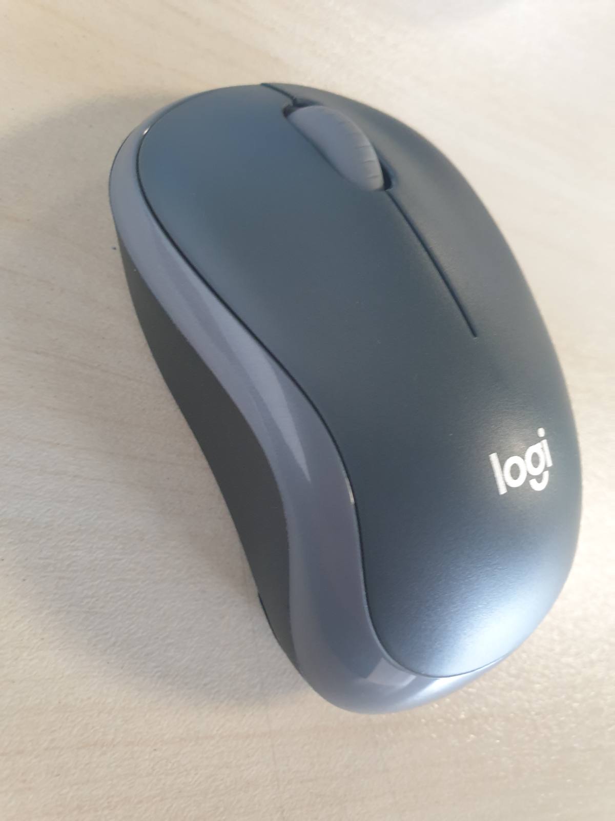 273899 - LOGITECH Maus pa tel M185, 2.4 GHz, marrës mini USB, jetëgjatësi baterie 12-mujore, rezolucion sensori 1000 DPI, ambidextrous, i pajtueshëm me PC, Mac dhe laptop, ngjyra gri/e zezë