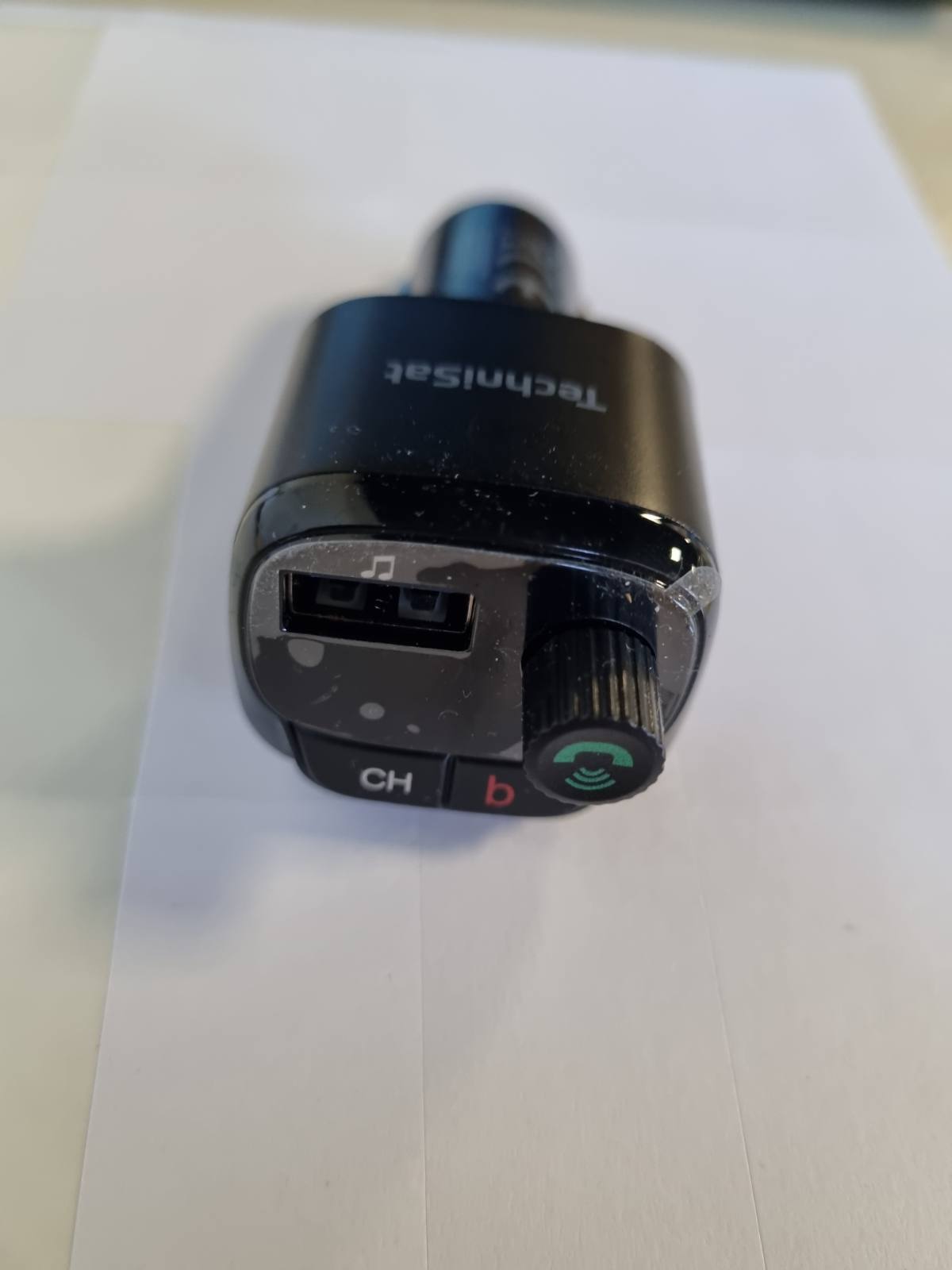 274005 - TECHNISAT VIOLA FMT 1 - Përshtatës FM Bluetooth për Makinë, 12–24 V, Sistem pa duar me ekran LED, USB QC 3.0, Funksion karikimi 20W PD, Riprodhim MP3/WMA/WAV, Anulim jehone dhe zhurme