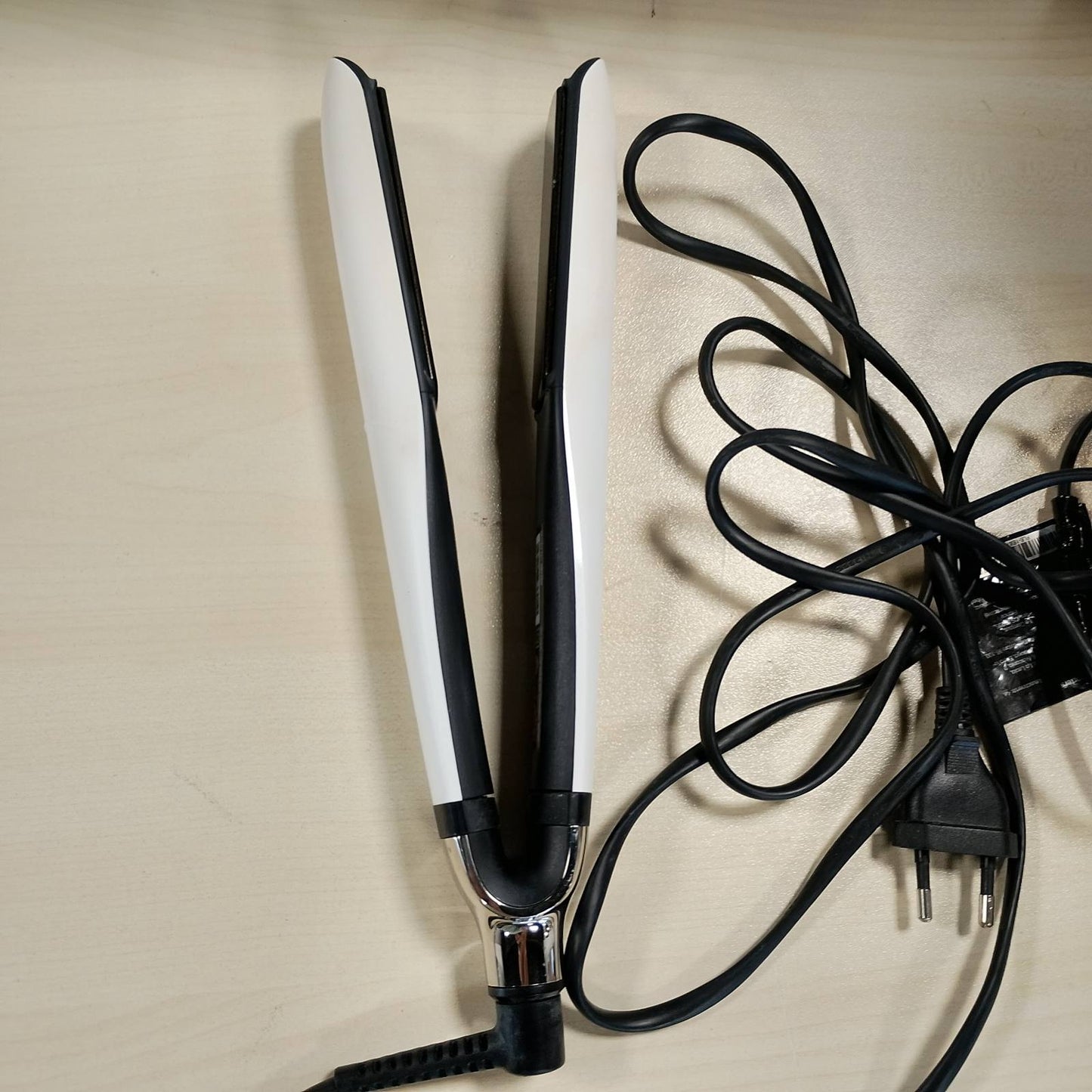 274832 - GHD PLATINUM+, Drejtues flokësh inteligjent profesional, 26 mm, I bardhë, Teknologji parashikuese, Shkëlqim që zgjat, Mbrojtje e ngjyrës, I përshtatshëm për të gjitha llojet e flokëve