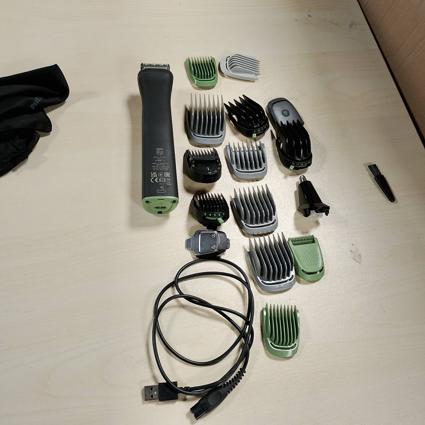 274889 - PHILIPS Multigroom 7000 për Burra, makinë prerëse dhe prerëse flokësh gjithëpërfshirëse me 19 pjesë, tehe vetë-mprehëse, 26 cilësime gjatësie (0.5-20 mm), MG7962/30