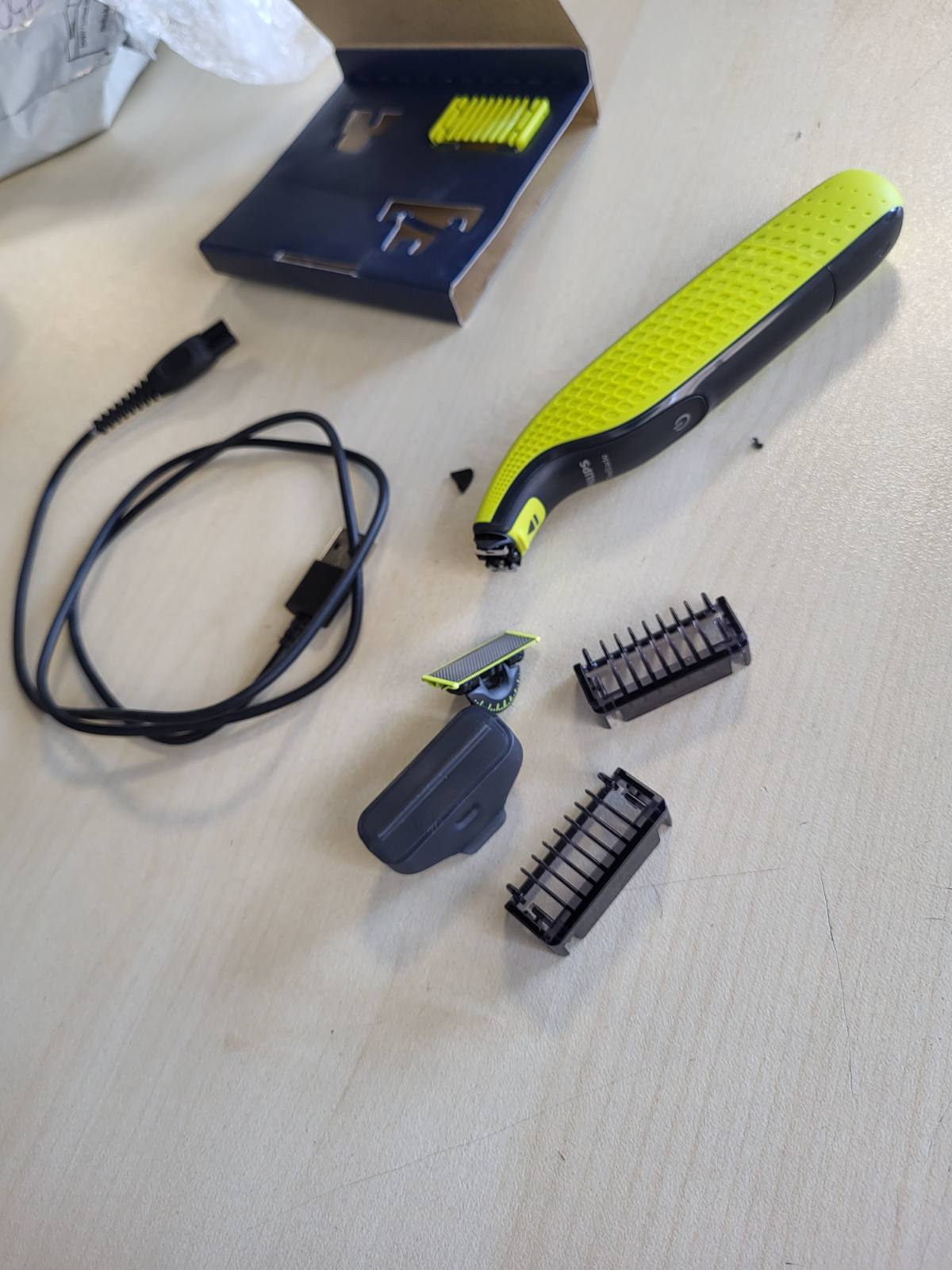 275077 - PHILIPS Prerës elektrik OneBlade 360 për fytyrën dhe trupin, makinë rroje, 3 tehe 360, 3 krehër mjekre (1, 3, 5 mm), QP2824/31