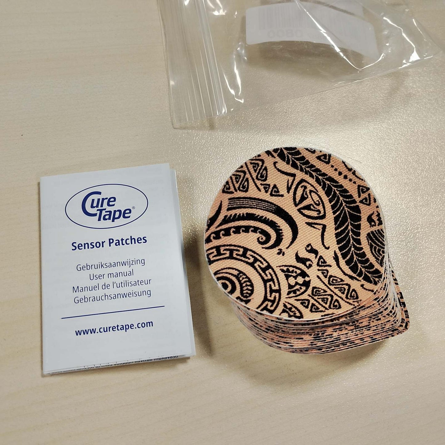 275402 - CURETAPE Arna të rrumbullakëta për sensorë CGM, 25 copë (Ø 65 mm), ngjitëse të papërshkueshme nga uji, hipoalergjike, pa lateks, mbajtje deri në 10 ditë