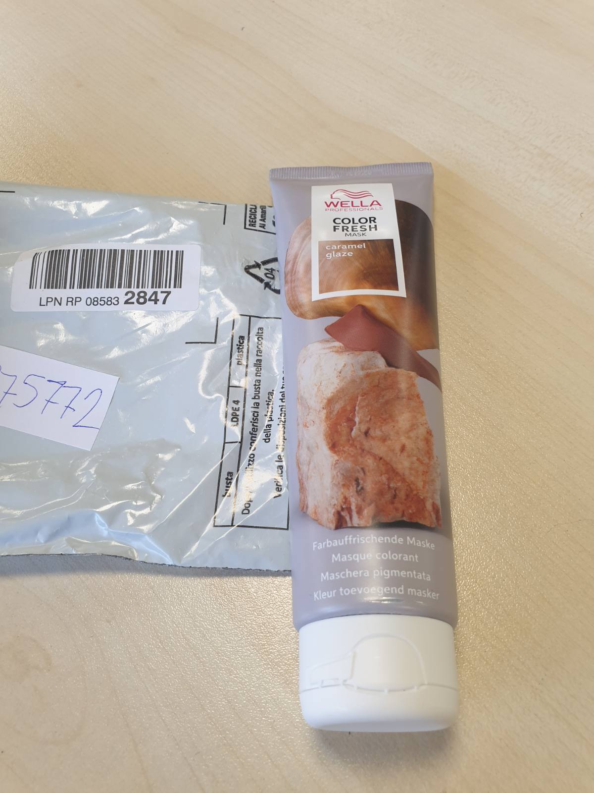 275772 - WELLA PROFESSIONALS Color Fresh Mask Karamel Glaze, 150 ml, Trajtim për flokët me vaj avokadoje, për flokë të verdhë deri në kafe të mesme