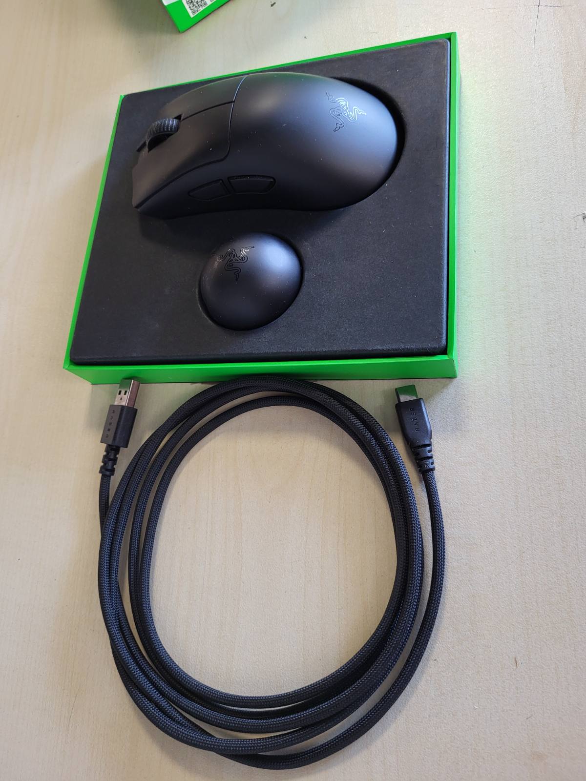 276065 - RAZER - DeathAdder V4 Pro - Maus ergonomik pa tel për sporte elektronike, ultra i lehtë - 56g - 2.4 GHz Hyperspeed - Sensor Focus Pro 45K - 8K Hz Polling - Çelësa optikë Gen-4 - PC/Mac | E zezë