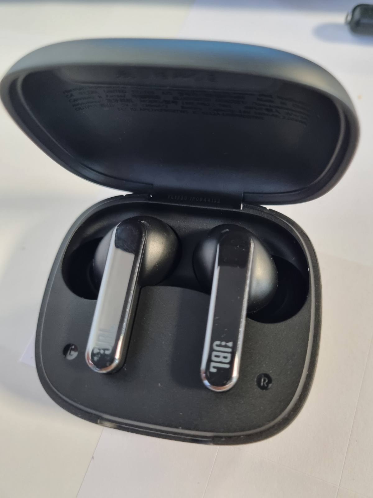 276069 - JBL LIVE PRO 2 TWS TË ZEZA – Kufje pa tel me anulim zhurme – Rezistencë IPX5 ndaj ujit dhe djersës – JBL Signature Sound – 40 (10 + 30) orë riprodhim pa tel