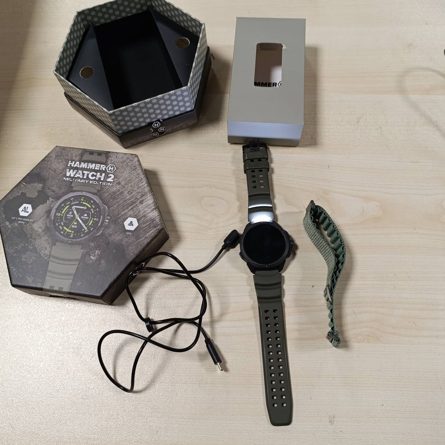 276114 - HAMMER H WATCH 2 Military Edition, GPS, ekran AMOLED 1.5 inç me Gorilla Glass, Bateri 530mAh, deri në 15 ditë funksionim me një karikim, Rezistencë ndaj ujit deri në 5 ATM, Buton SOS, LED