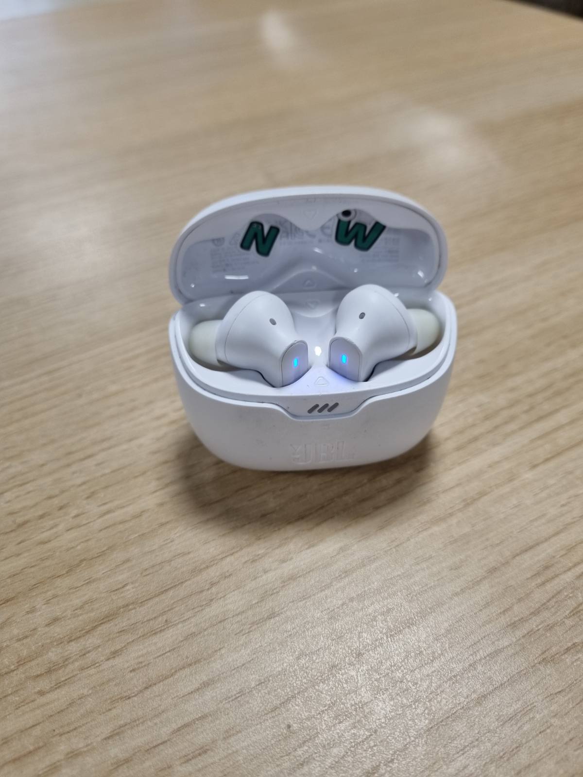 276119 - JBL Kufje Tune Beam pa tel, rezistente ndaj ujit dhe me anulim zhurmash, Të bardha, Deri në 48 orë dëgjim muzike
