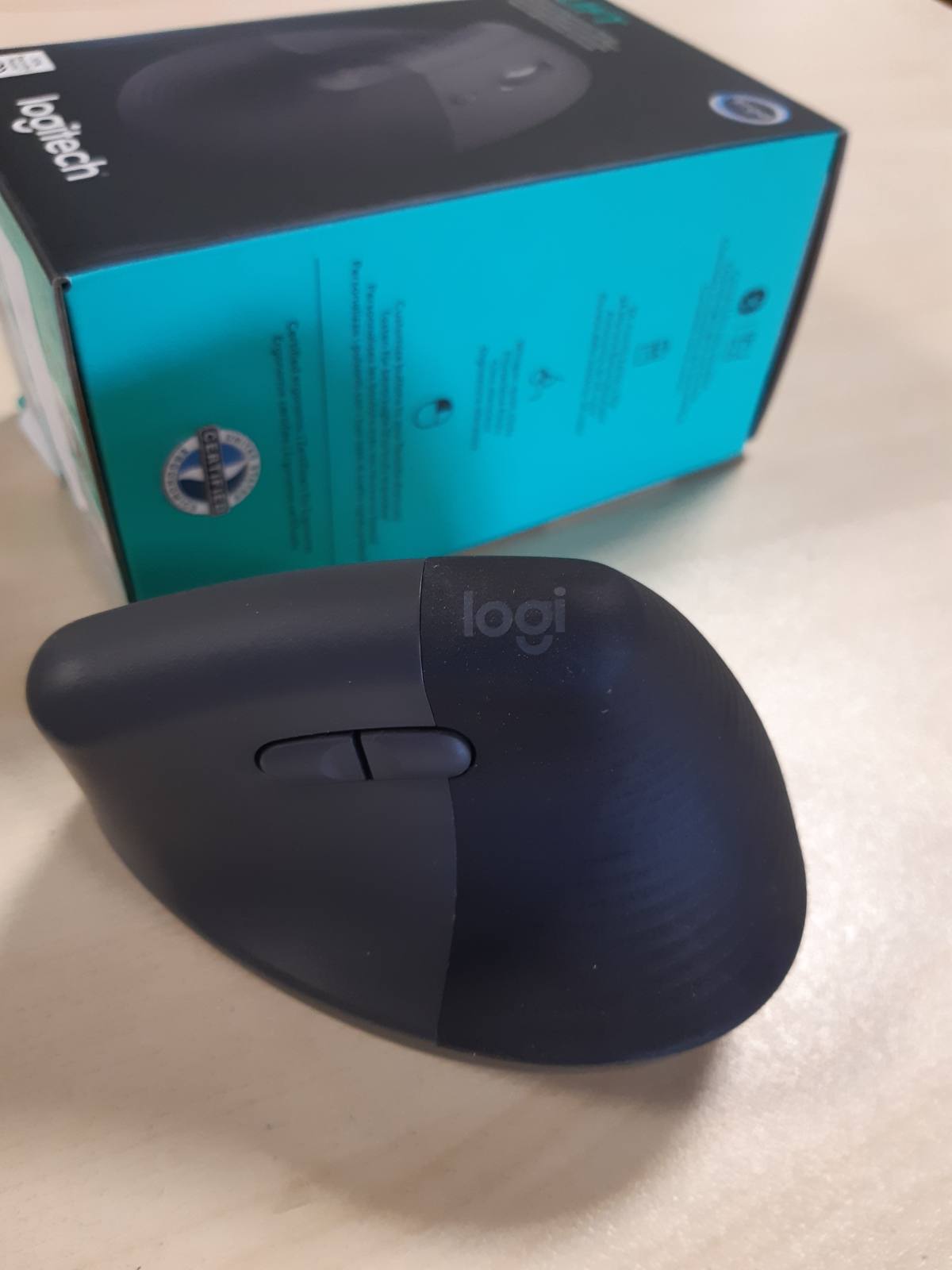 276316 - LOGITECH Maus Bluetooth Lift Vertical, Ergonomik, me Marrës USB Logi Bolt, Butona të Heshtur, 4 Butona, Gri