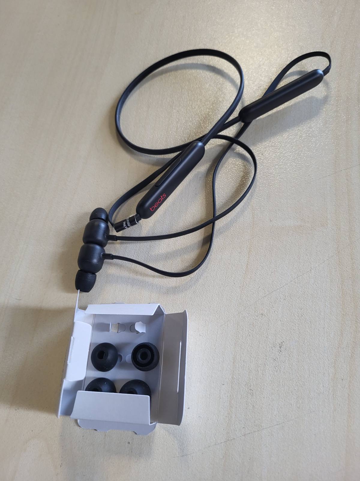 276339 - BEATS Kufje Flex për në vesh, Çip Apple W1, Bluetooth Klasa 1, 12 orë riprodhim, pa tel, të zeza