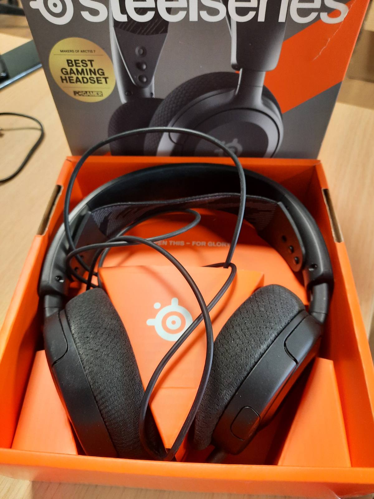 276398 - STEELSERIES Arctis Nova 1 - Kufje Lojërash me Shumë Sisteme - Drajverë Hi-Fi - Tingull Rrethues 360° - Jastëkë veshësh me shkumë memorieje AirWeave - Mikrofon me Anulim Zhurme - PC, PS5, Xbox - E zezë