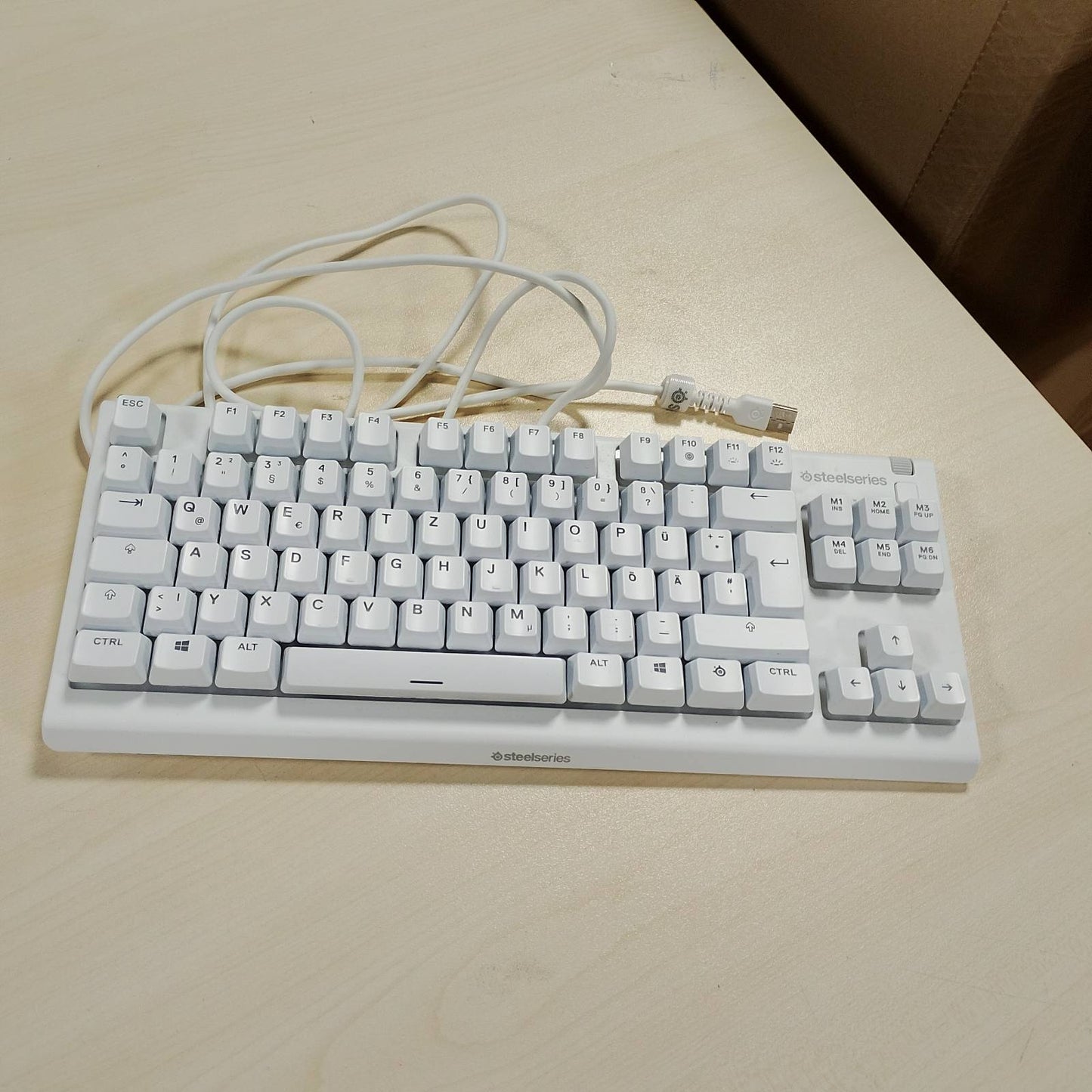 276407 - STEELSERIES Apex 3 TKL - Tastierë lojërash e bardhë RGB – Faktor forme kompakt pa dhjetë çelësa – Ndriçim RGB me 8 zona – Rezistent ndaj ujit dhe pluhurit – Çelësa lojërash shumë të qetë – Paraqitje gjermane QWERTZ