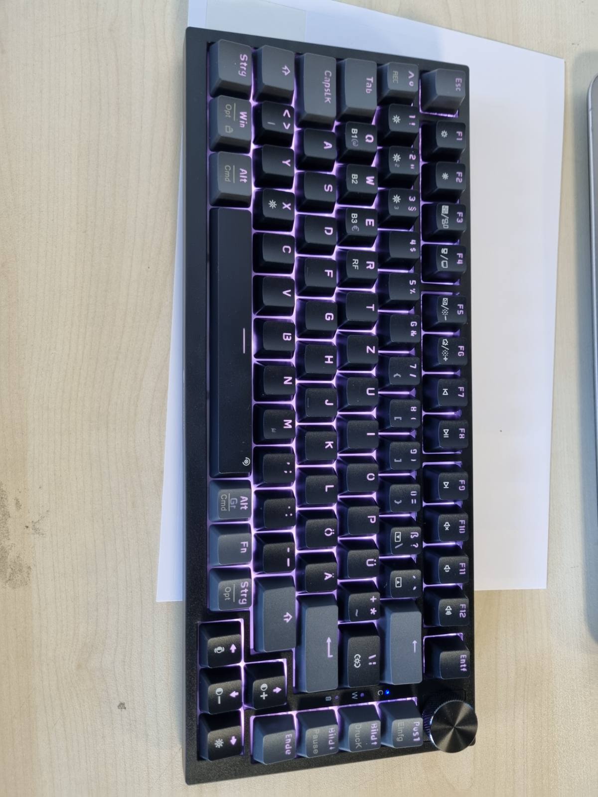 276436 - KOORUI Tastierë Mekanike, Pa Tel/Me Tel/Bluetooth 26 RGB, Bateri e Rikarikueshme 4000mAh, 82 Taste, Paraqitje Gjermane QWERTZ për Windows MacOS Linux - Red Switch