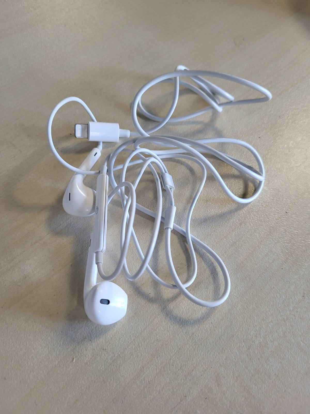 276811 - APPLE Kufje EarPods me lidhës Lightning