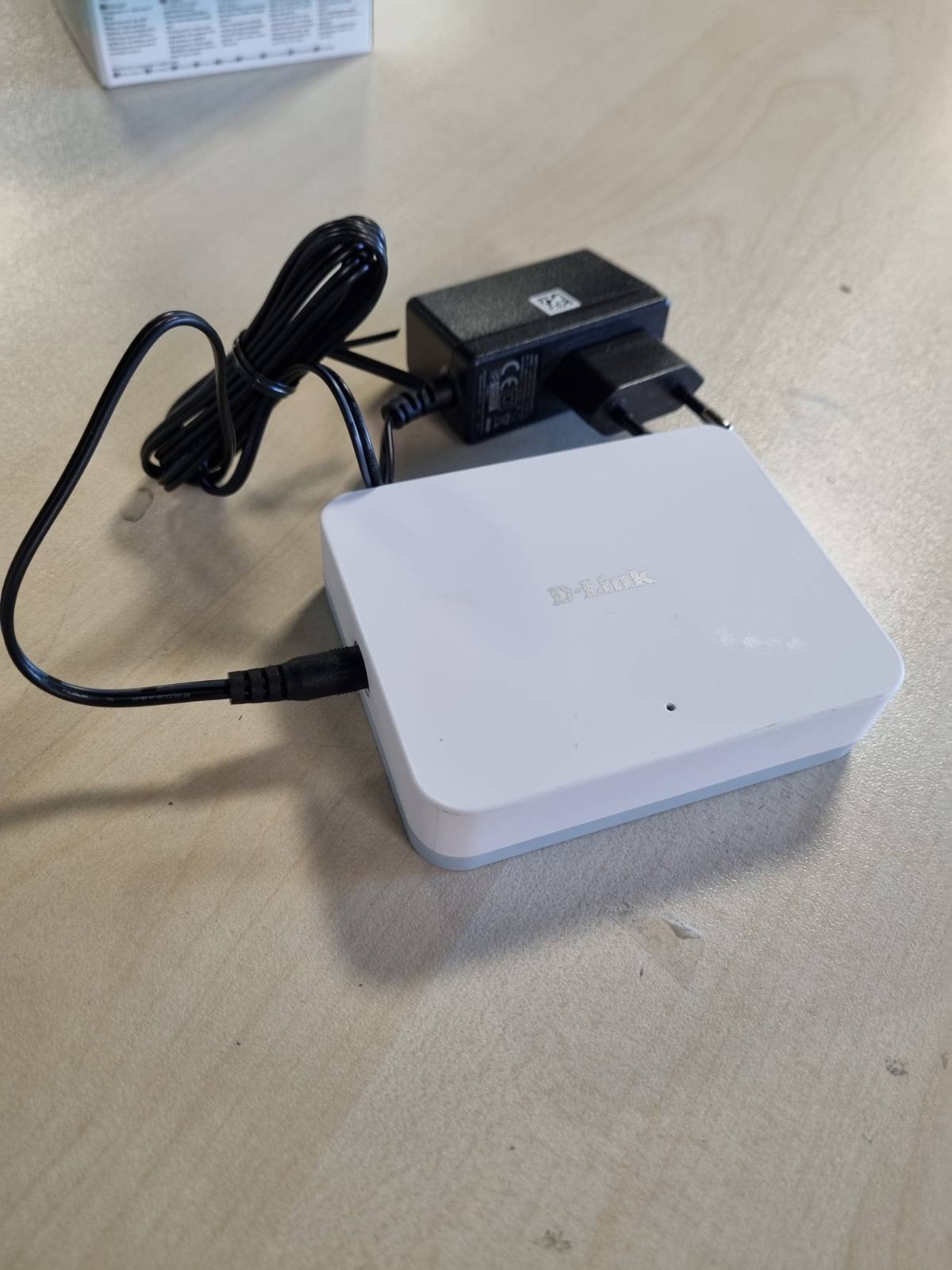 276934 - D-LINK Ndërprerës desktopi DGS-1005D me 5 porta Gigabit, 10/100/1000 Mbps TP (RJ-45), deri në 2000 Mbps për portë në modalitetin full-duplex, pa ventilator