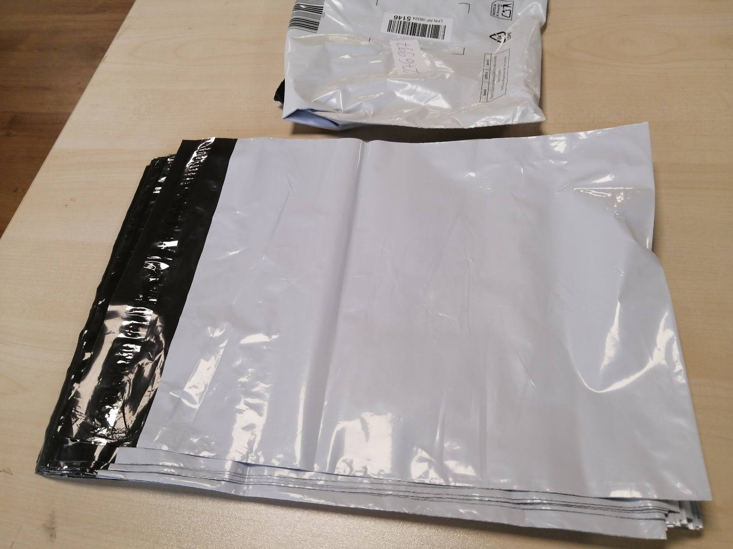 276997 - 100 copë qese plastike transporti 25 x 35 cm për veshje, vetëngjitëse, të papërshkueshme nga uji dhe pluhuri