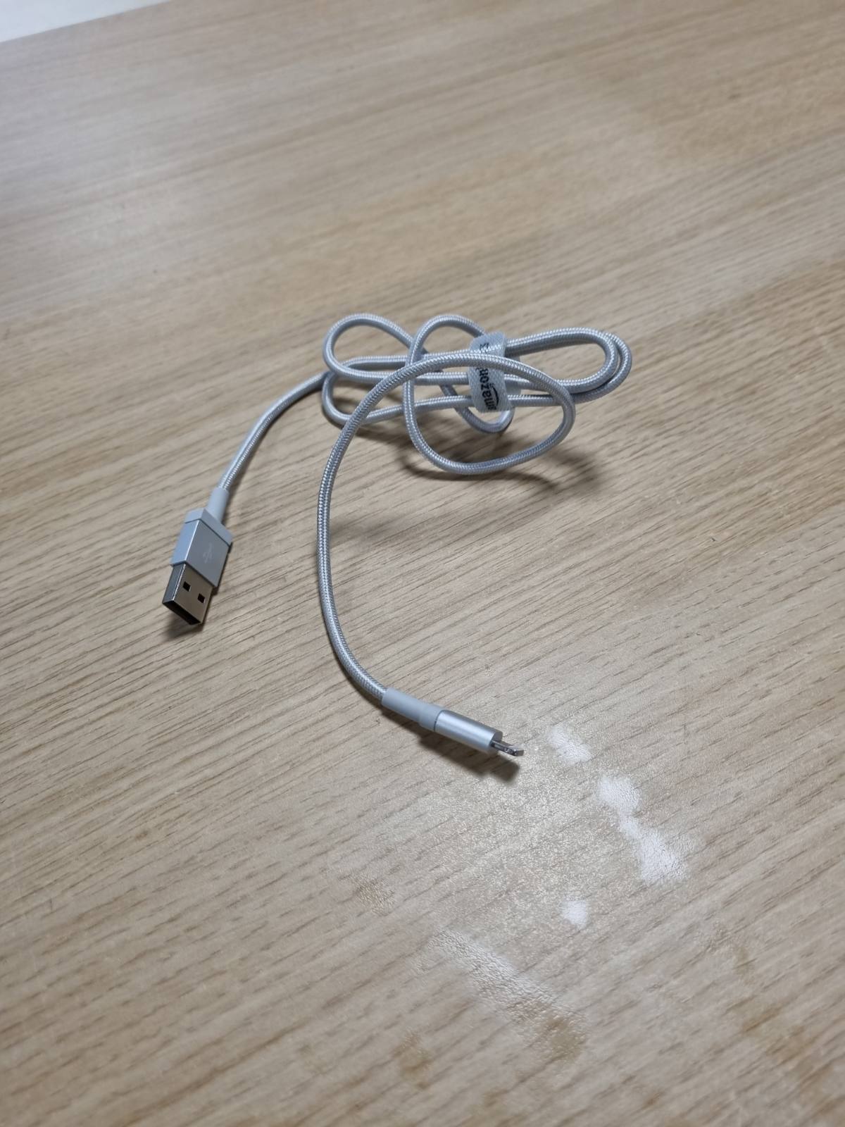 277070 - AMAZON BASICS Kabllo USB-A në Lightning prej najloni të endur, Karikues i çertifikuar MFi për iPhone, 0.9 m, Argjend