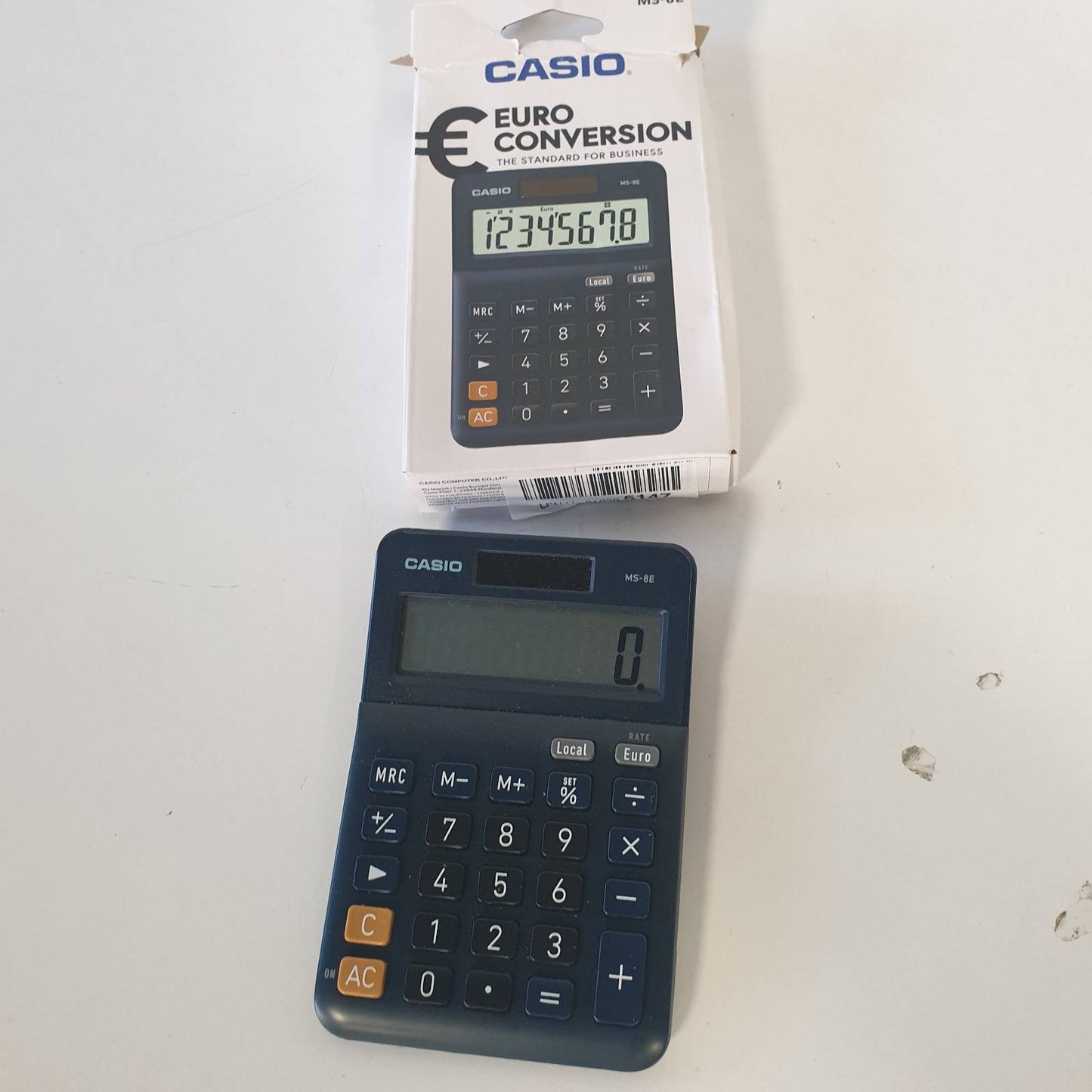 277083 - Casio MS8E Kalkulator për tavolinë, me energji diellore, konvertim valutor, këmbë gome, buton korrigjimi të shpejtë, me energji diellore/bateri, i zi