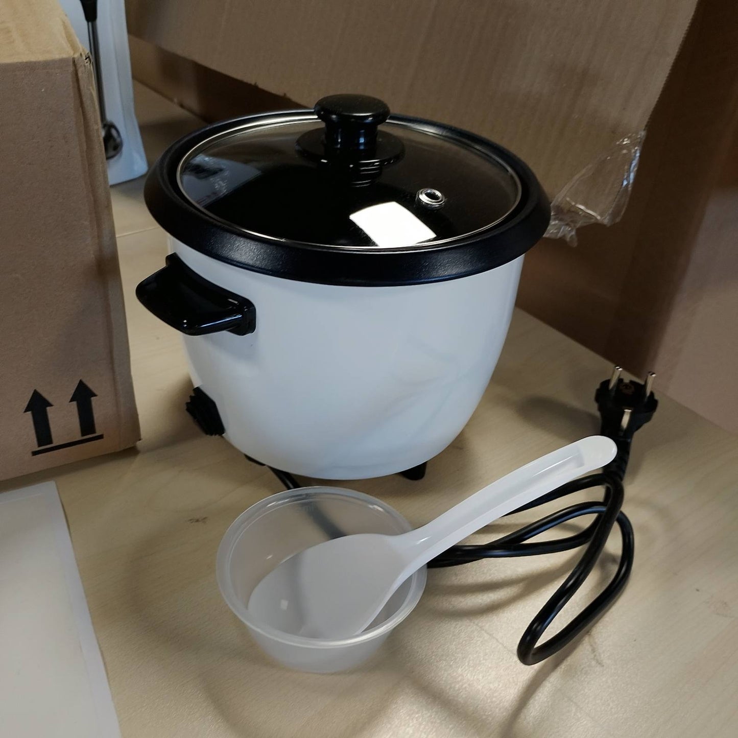 277496 - TRISTAR Gatues orizi 0.6L, tenxhere e brendshme jo-ngjitëse, 300 W, fikje automatike, dizajn kompakt, përfshin gotë dhe lugë matëse, RK-6142