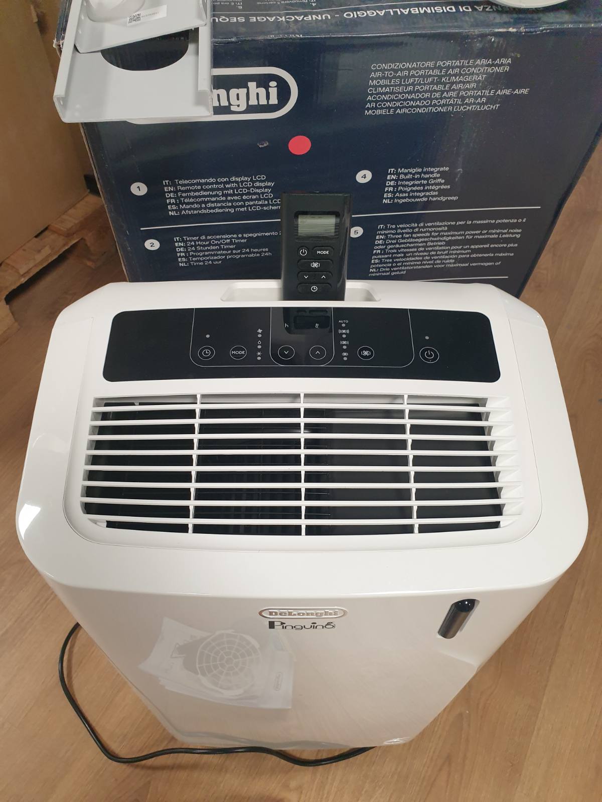 288042 - DE'LONGHI Pinguino Kondicioner Portativ 3-në-1, për dhoma deri në 27 m², 9400 BTU, me tharëse ajri, ventilator, telekomandë, kohëmatës 24-orësh, klasa e efikasitetit të energjisë A (PACEM82)