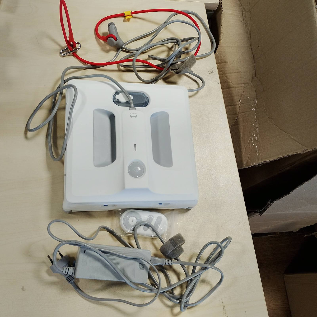 288061 - HUTT Roboti për pastrimin e dritareve A1, sistem spërkatjeje 4 faza, rezervuar 150 ml, fuqi thithjeje 6000Pa, zbulim skajeve dhe pengesave, për xham, pllaka, kopshte dimërore, pasqyra, litar sigurie, 3 leckë pastrimi