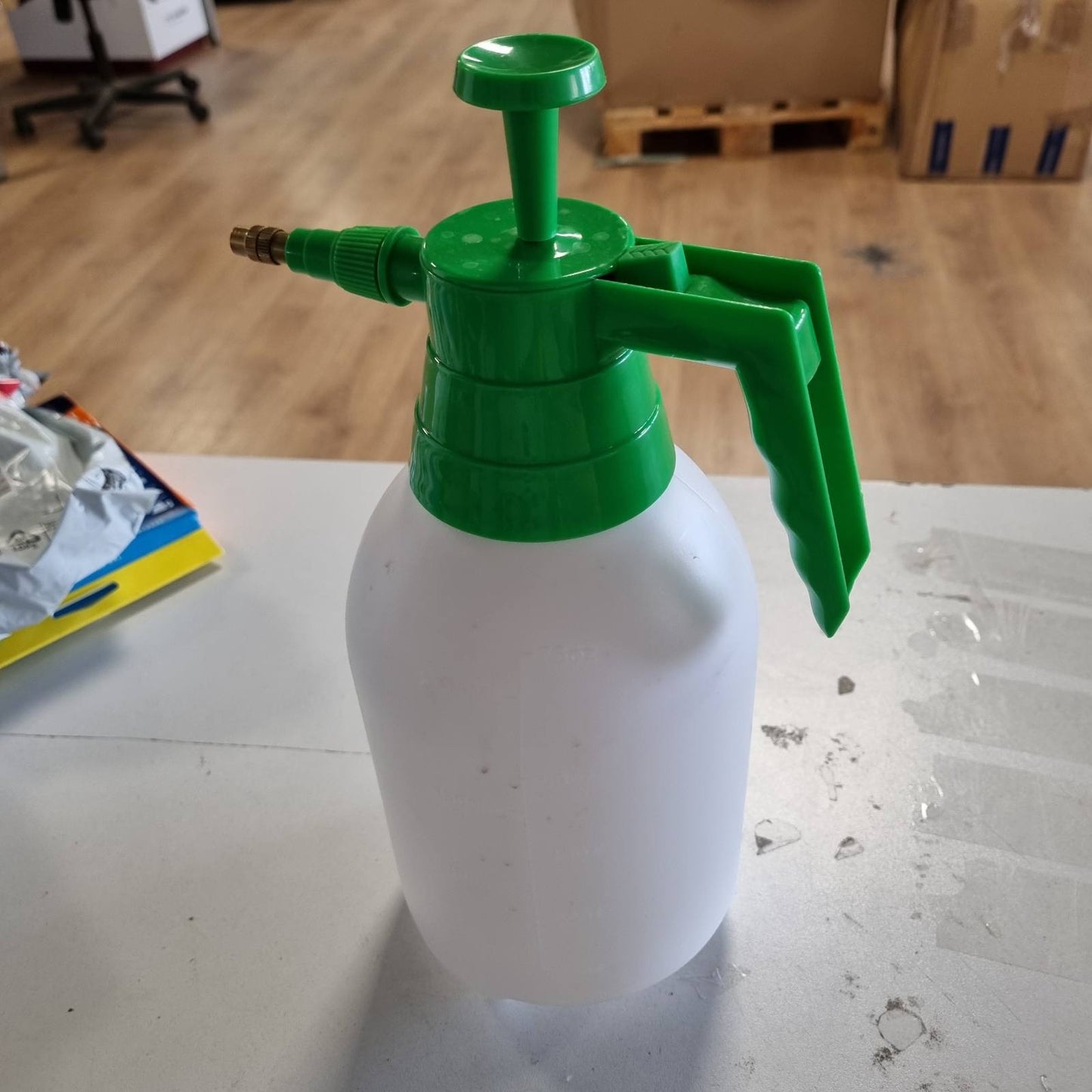 288969 - AMAZON BASICS Spërkatës me Presion me Mekanizëm Shkarkues të Mbyllshëm, Kapacitet 2 Litra