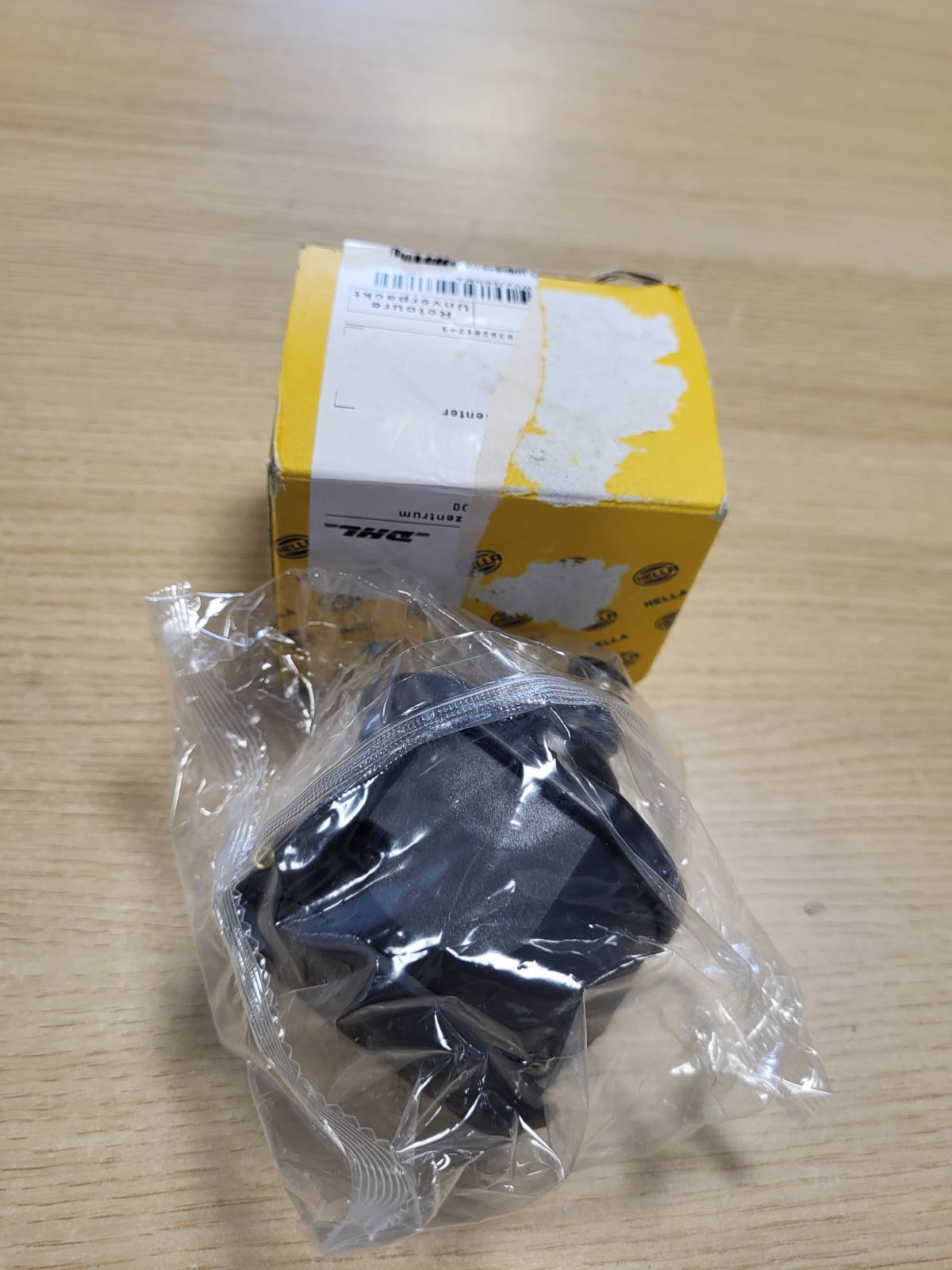 289112 - HELLA 8JB 005 949-011 Prizë 13-kunja me ndërprerje të dritës së mjegullës së pasme, kontakt me vidë, i zi