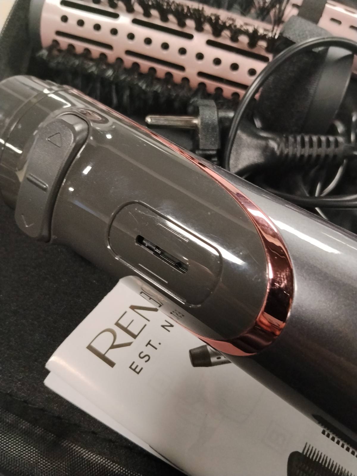 289502 - REMINGTON Furçë me ajër të nxehtë rrotulluese AS8606, Stilizues jonik 3-në-1, 4 aksesorë