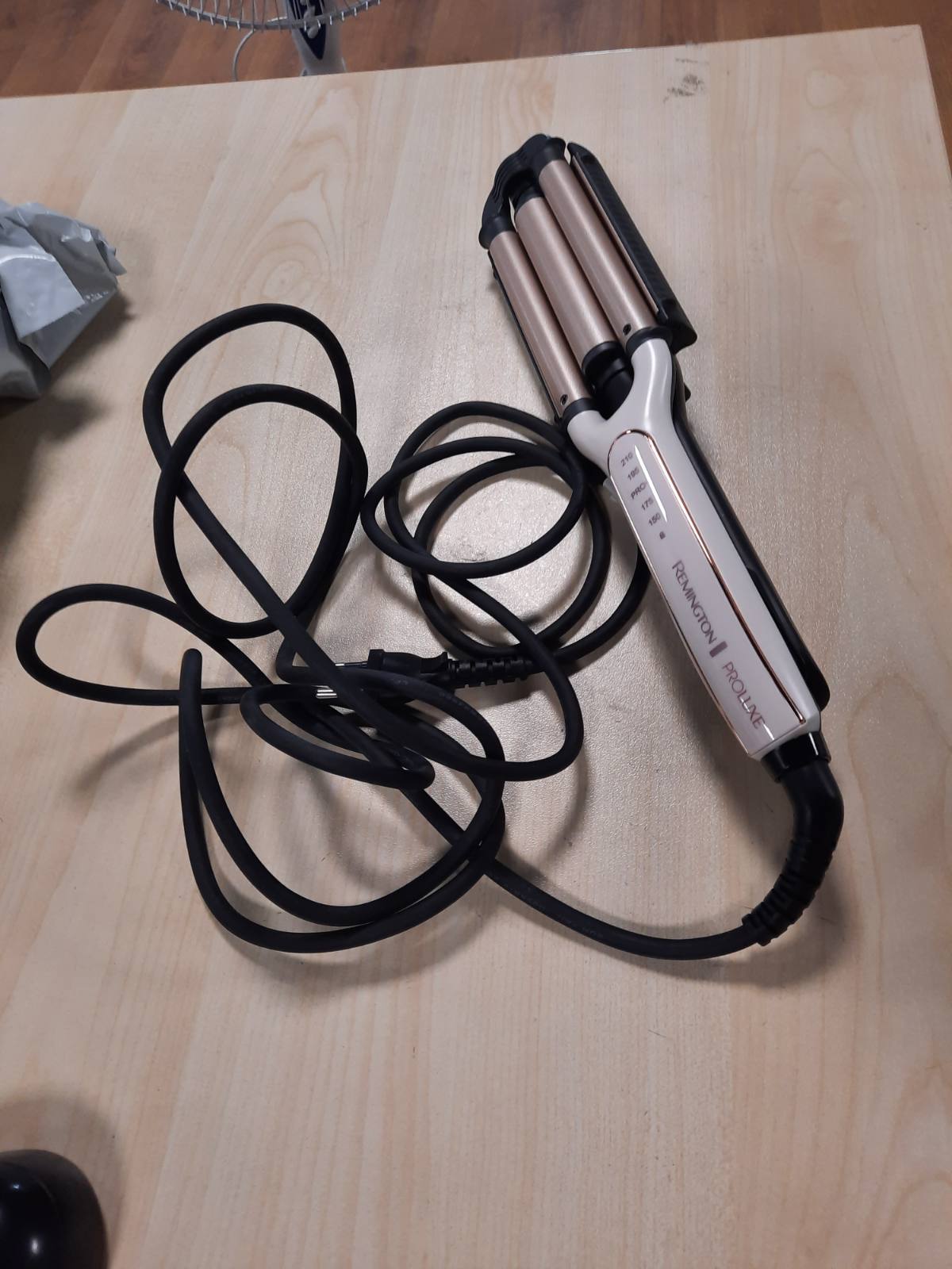 289666 - REMINGTON Hekur me Valë ProLuxe 4-në-1, Ekran Dixhital, Cilësim Temperature deri në 210°C, Multistyler CI91AW, Rozë e Bardhë