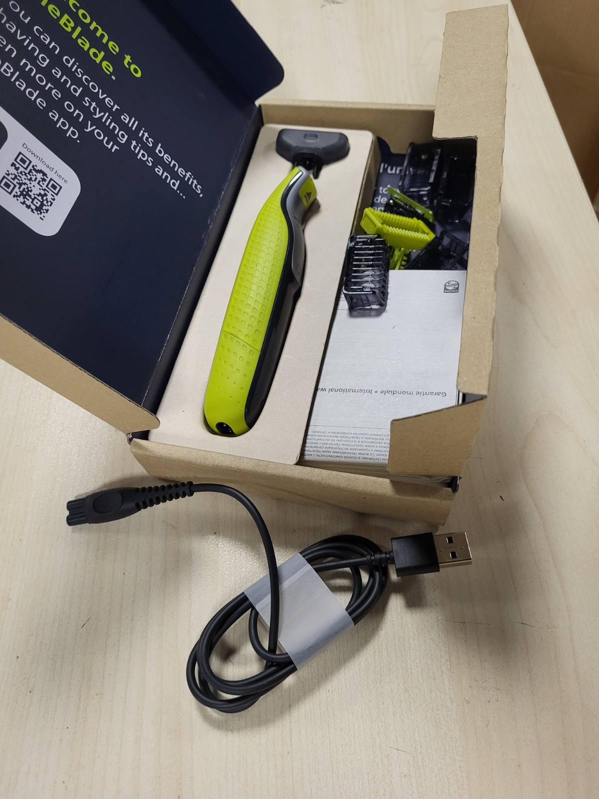289697 - PHILIPS Makinë autentike për shkurtimin elektrik të mjekrës dhe fytyrës OneBlade 360, 3 tehe 360, 4 krehër (1, 2, 3, 5 mm), QP2834/31