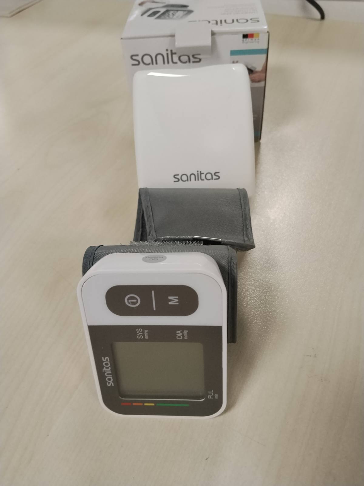 289949 - SANITAS Monitor i tensionit të gjakut SBC 15 për kyçin e dorës, matje automatike e tensionit të gjakut dhe pulsit, funksion paralajmërues për aritmi të mundshme kardiake