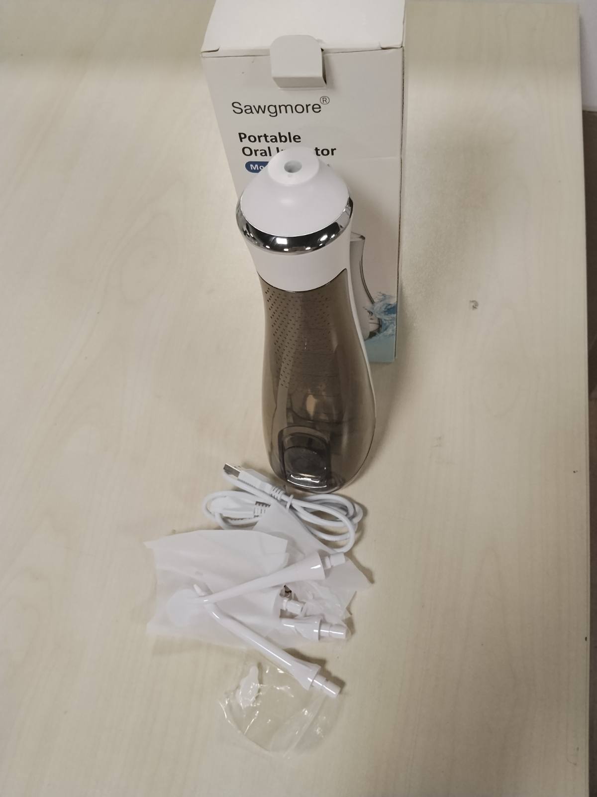 289970 - SAWGMORE Pastrues dhëmbësh me ujë, Ujitës Profesional Oral me 4 Mënyra, 4 Gryka Zëvendësuese, i Rikarikueshëm me USB, IPX7 i Ujit të Papërshkueshëm nga Uji