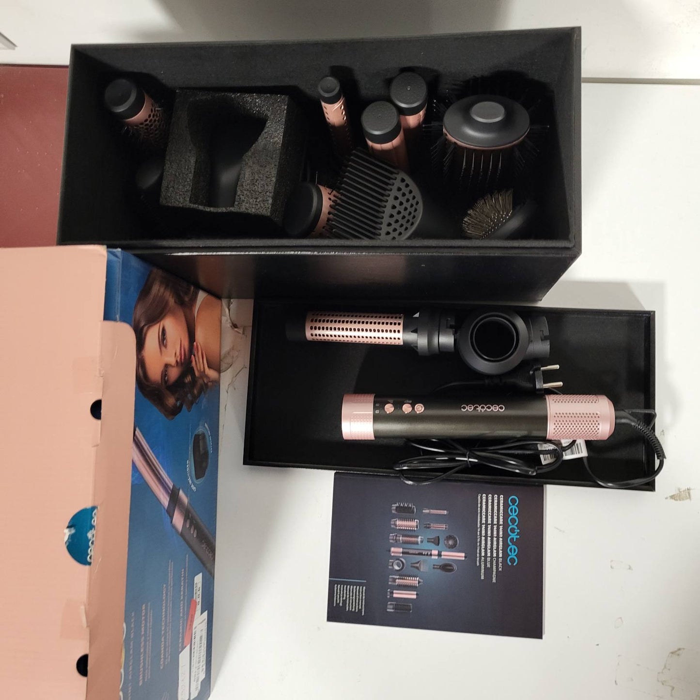292127 - CECOTEC Tharëse flokësh, stiluese dhe drejtuese me furçë ajri të nxehtë, 14 koka, teknologji Coanda CeramicCare, AirGlam e zezë 14-në-1, 1400W, motor dixhital, 3 cilësime temperature