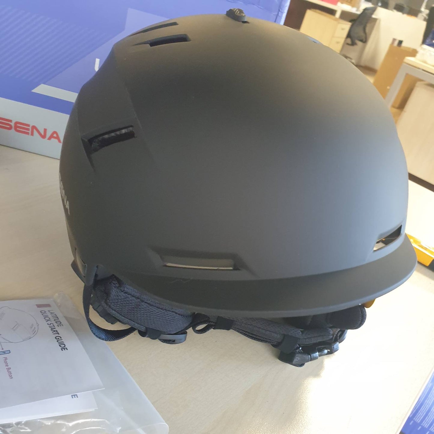 292145 - SENA Helmetë Skish Latitude S1, Altoparlantë dhe Mikrofon të Integruar, Interfon Bluetooth me Katër Drejtime, Komunikim pa Duar, Luajtje Muzike, E Certifikuar CE, Madhësia L