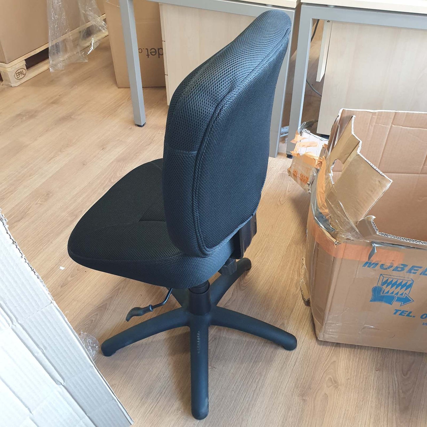 292233 - AMAZON BASICS Karrige Zyre, Karrige Tavoline me Shpinë të Mbushur, Miqësore me Shpinë, e Rregullueshme në Lartësi, 65 Th x 61 G x 87.5-98 L cm, E Zezë