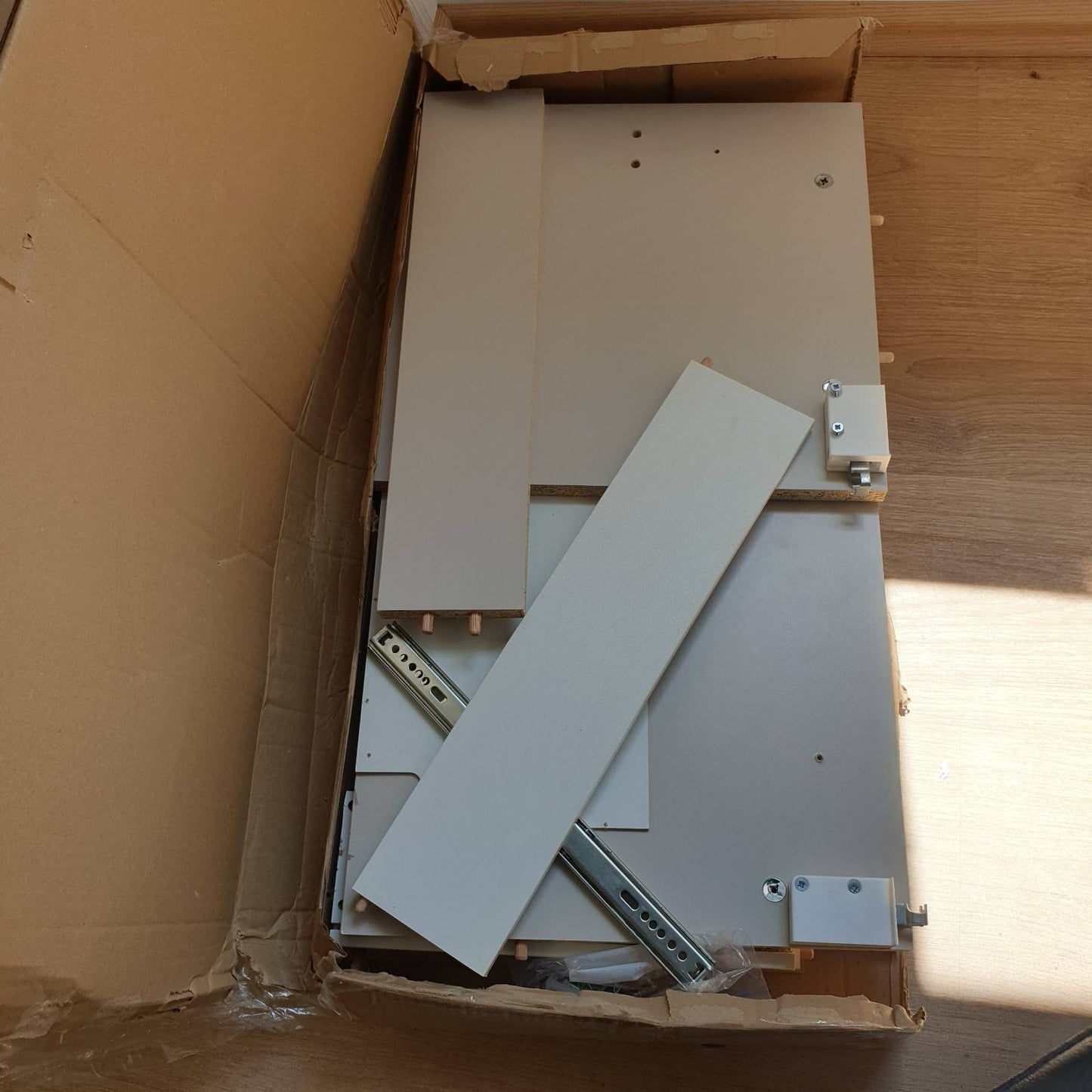 292234 - SELSLEY Komodinë lundruese minimaliste Framme 50 cm për dhomë gjumi, raft kashmiri me sirtarë të bollshëm, sistem hapjeje me shtytje, kokrriza natyrale unike