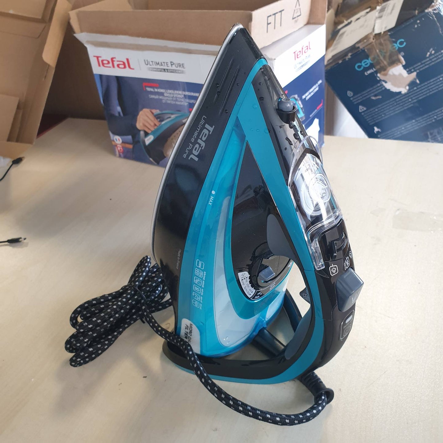 292323 - TEFAL Hekur me avull Ultimate Pure, 3200 W, 1.2 kg, filtër Micro-Calc, pllakë Durilium Airglide Autoclean, fikje automatike, rezervuar uji 0.35 litra, e zezë/bruz, FV9844