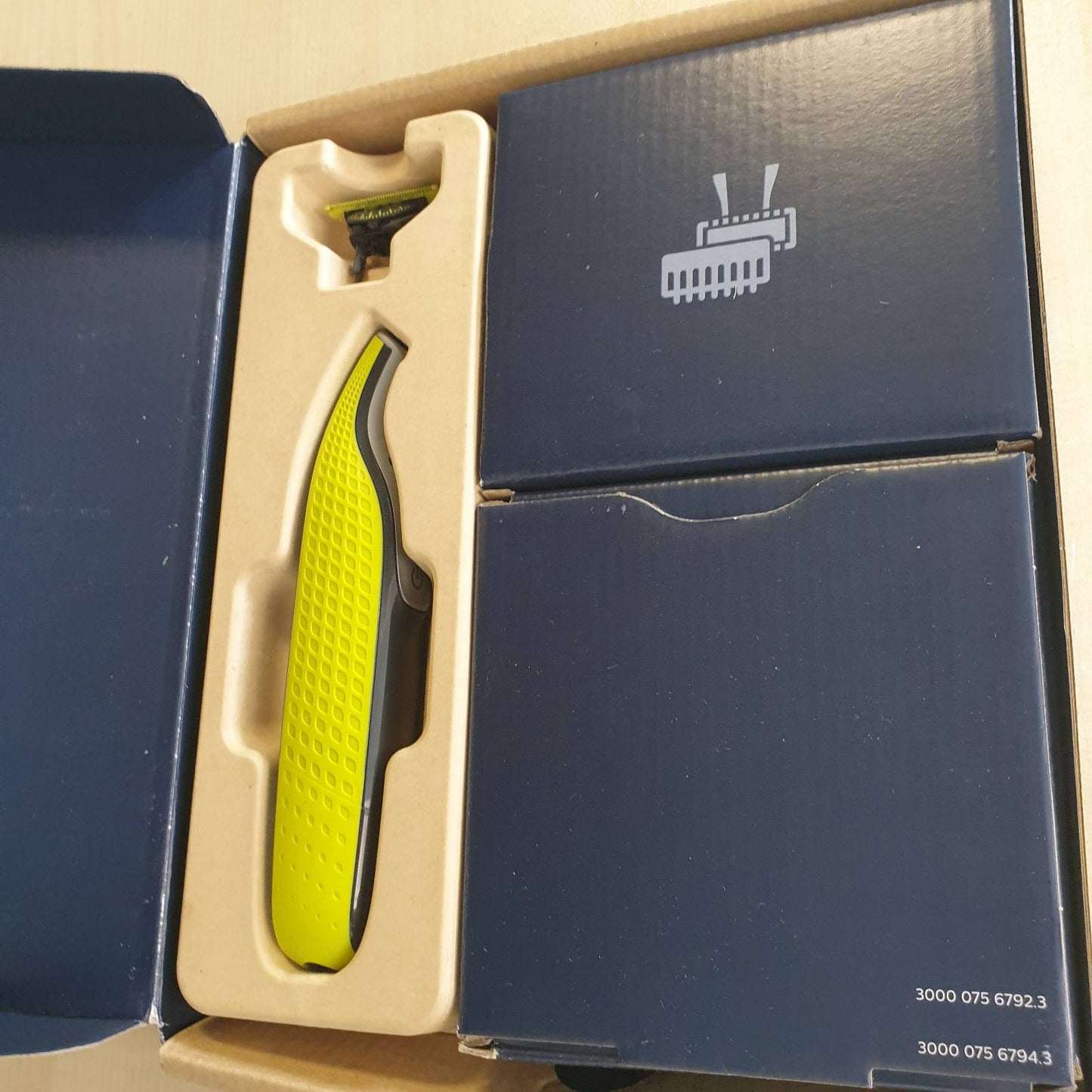 292700 - PHILIPS OneBlade 360 Hybrid Face, Makinë elektrike rroje/prerëse mjekre, 2 tehe 360 për fytyrën, 1 krehër 5-në-1 i rregullueshëm (modeli QP2734/30)