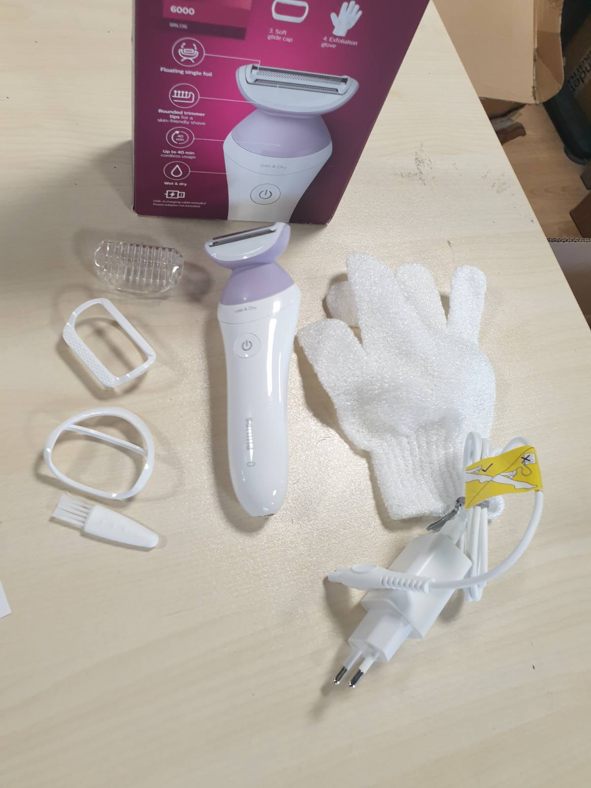 292971 - Philips Lady Shaver Series 6000 - rroje pa kabllo për përdorim të thatë dhe të lagësht, me 4 aksesorë, dorezë për pastrimin e lëkurës (skrab) dhe krehër shtesë (modeli BRL136/00)