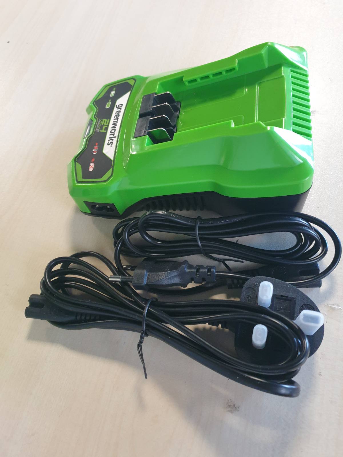 292992 - GREENWORKS Karikues Baterie 24V 2A për Bateritë G24B2 dhe G24B4, Karikues Origjinal, i Montueshëm në Mur, Tregues Karikimi LED