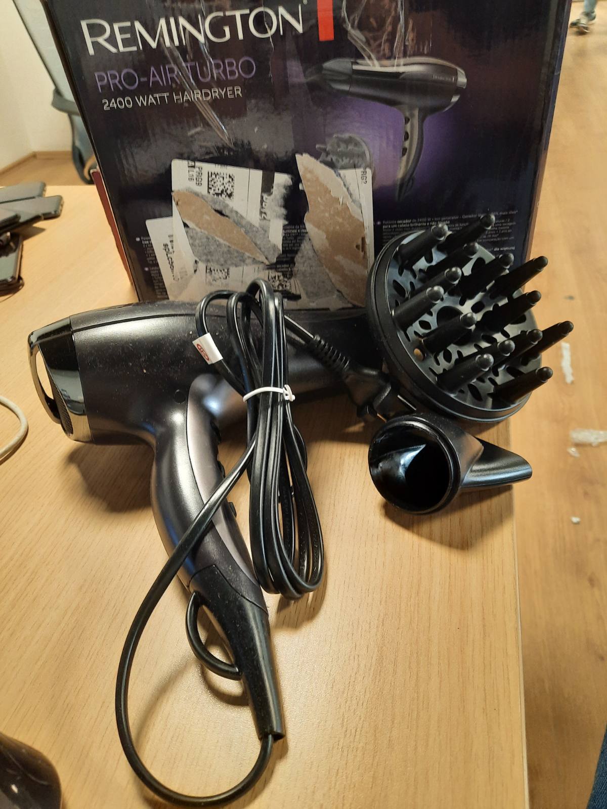 293148 - REMINGTON Tharëse flokësh D5220, 2400W, shpërndarje e njëtrajtshme e nxehtësisë, 3 cilësime ngrohjeje, 2 cilësime ventilatori, ftohje, grykë stilimi + difuzor