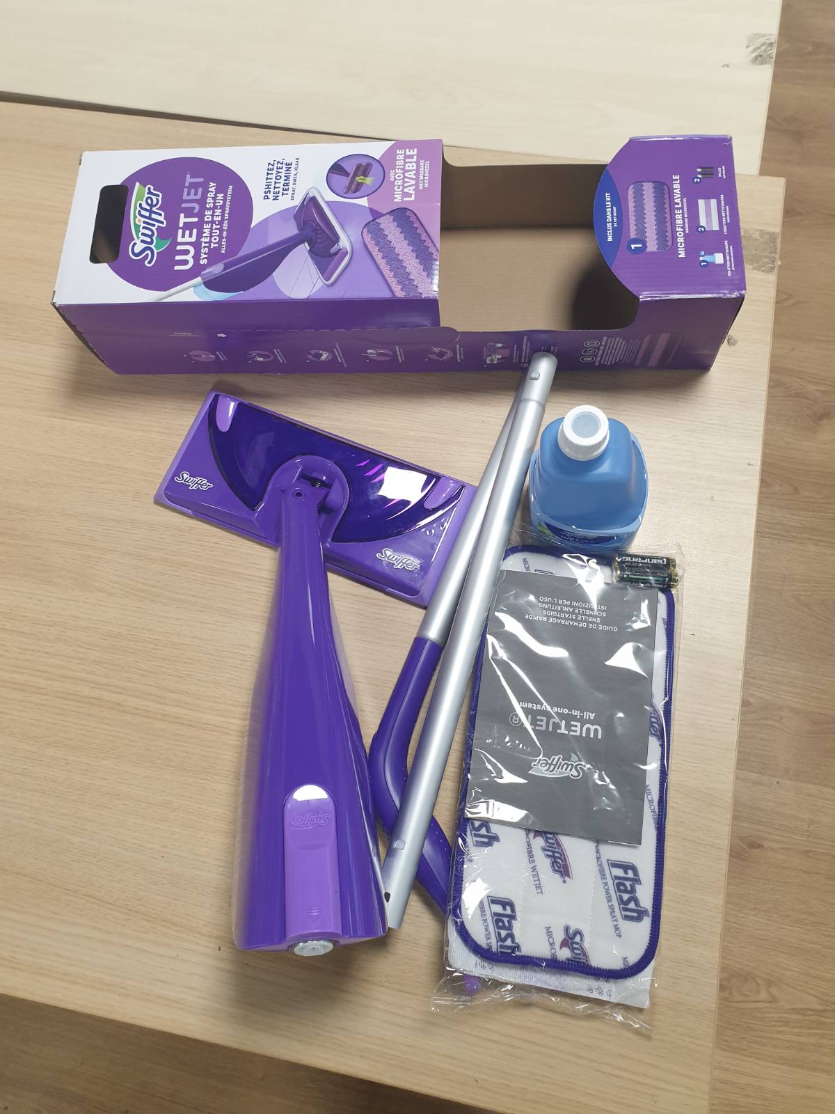 293230 - SWIFFER WetJet Starter Set, Sistem Spërkatjeje Gjithë-në-Një, me Mop, Tretësirë Pastruese dhe Lecka