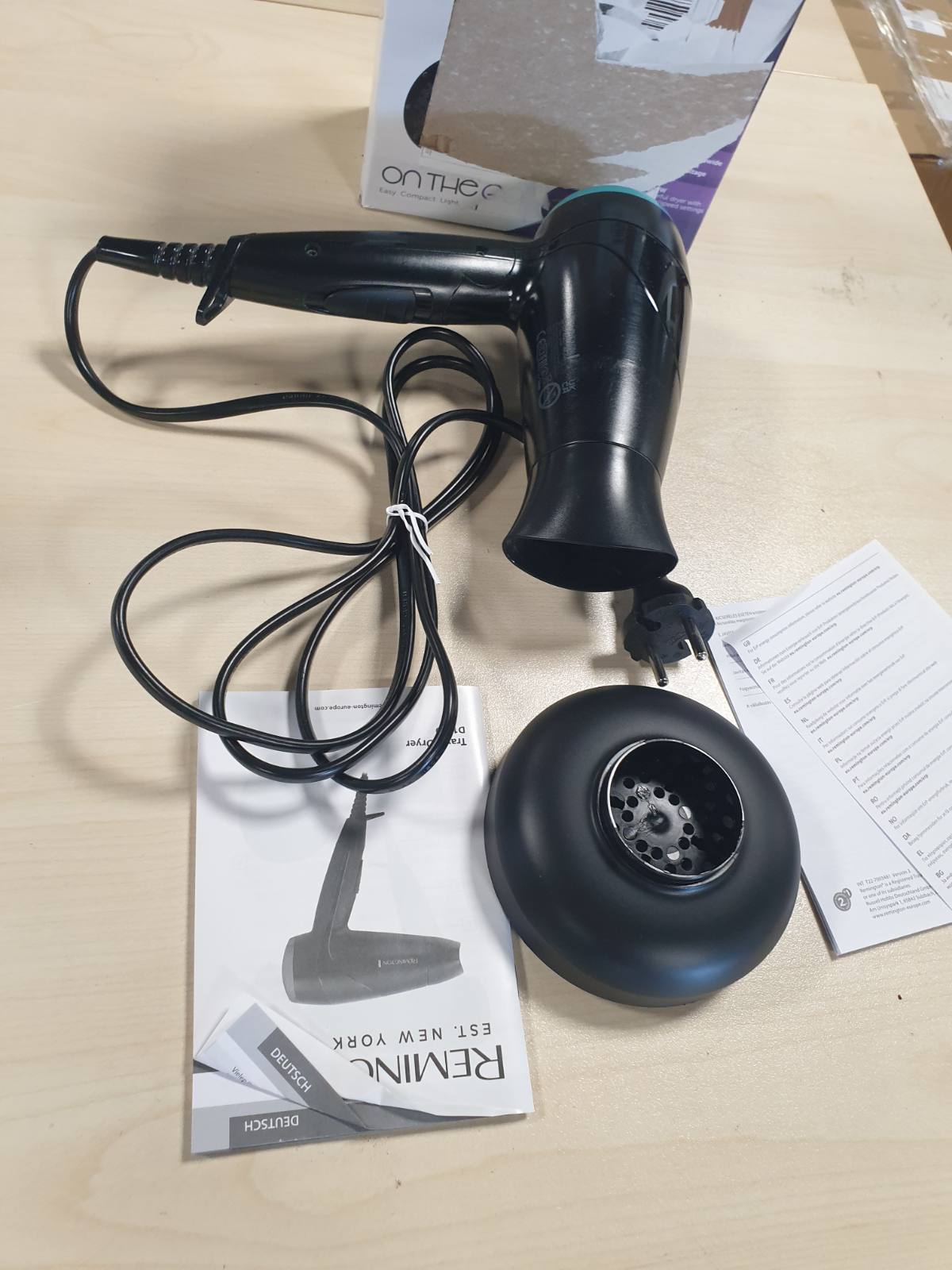 293864 - THARËSE FLOKËSH REMINGTON - E vogël, e palosshme dhe e fuqishme, 2000W, Përshtatje tensioni 120/220-240V, Grykë stilimi dhe difuzor, 2 cilësime ngrohjeje dhe ventilatori, D1500
